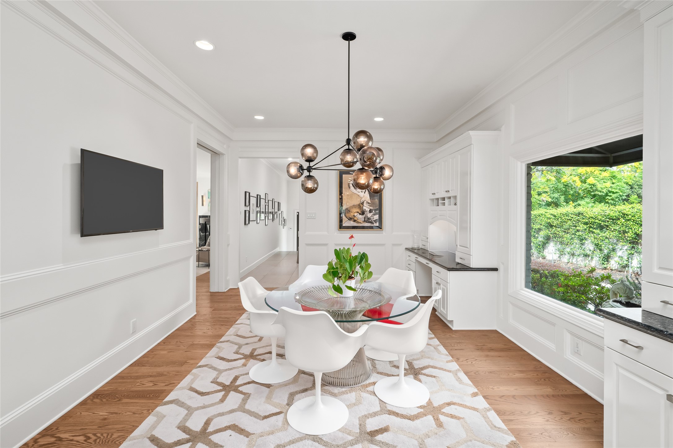 [Breakfast Area]
Note work station (right rear) and wall mount for flat-screen TV.