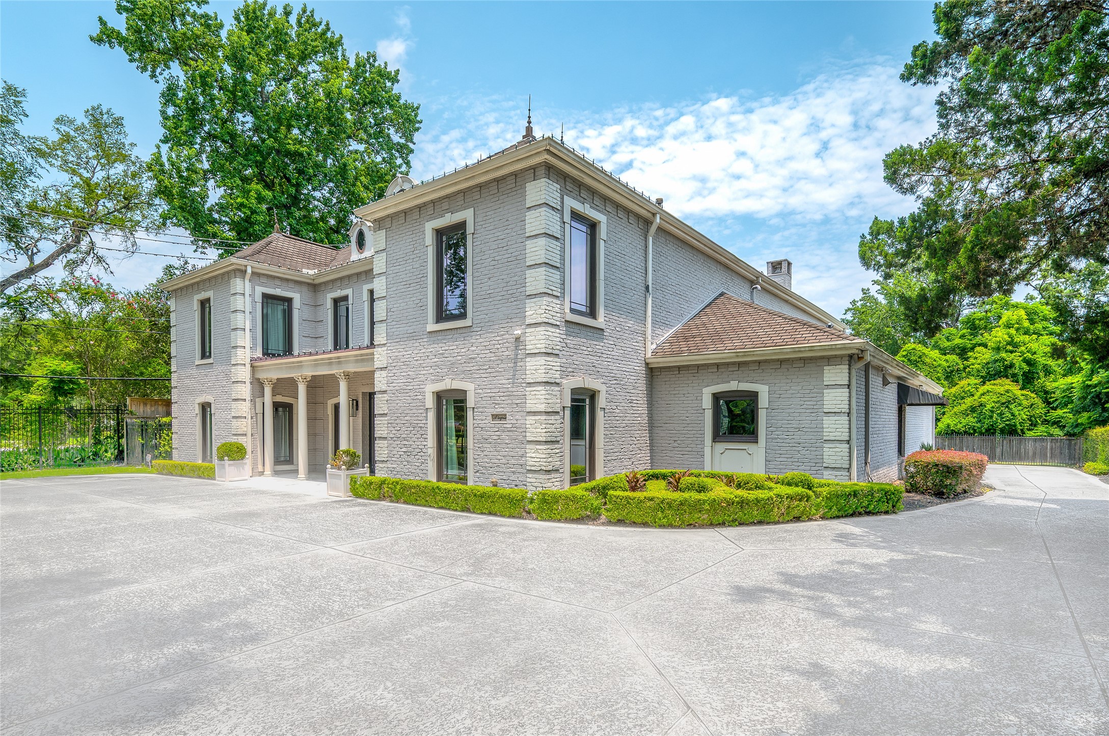 [Front/Side Elevation / Motor Court]