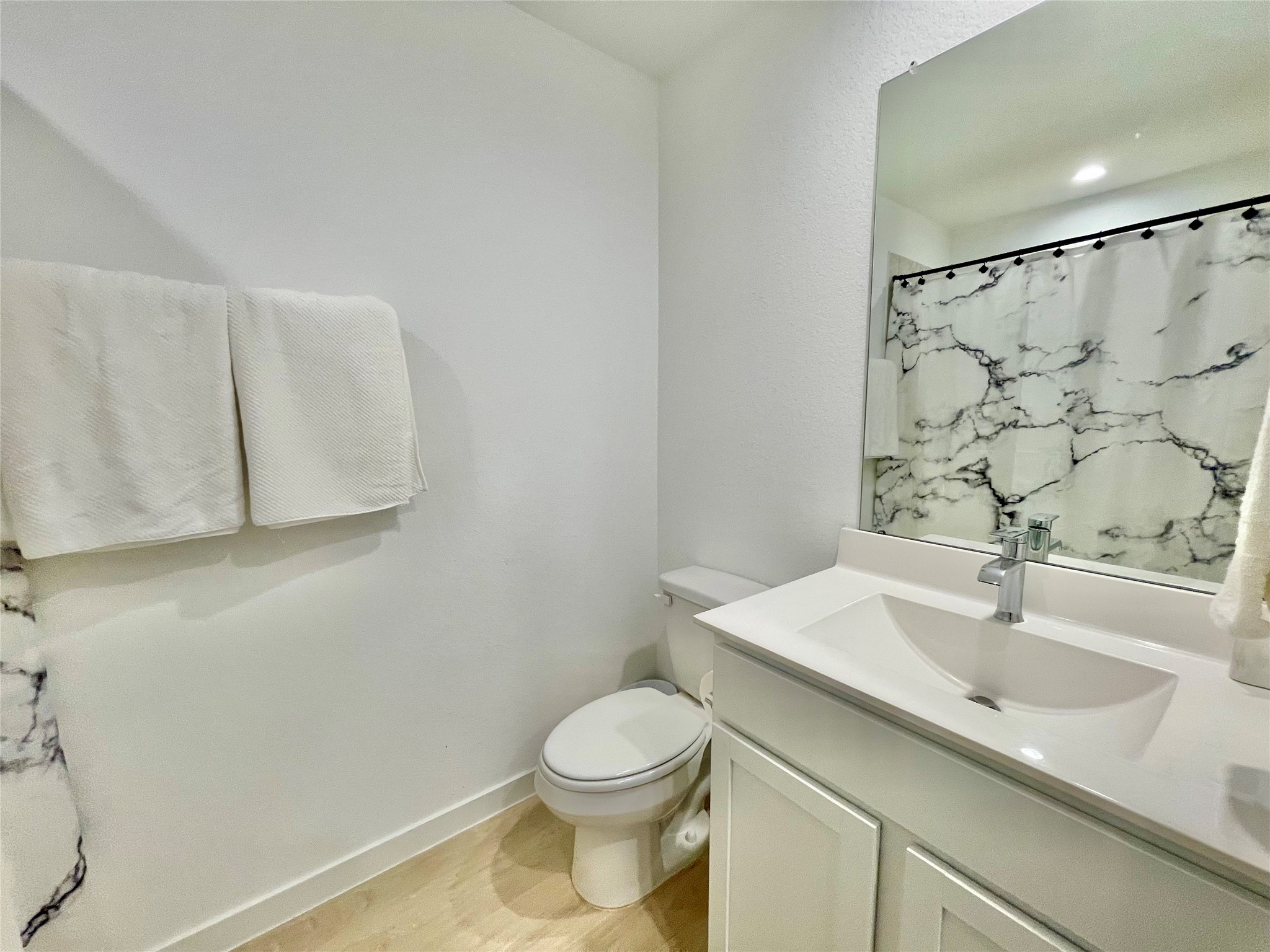 Clean lines and a modern vanity highlight this beautifully maintained secondary full bath.