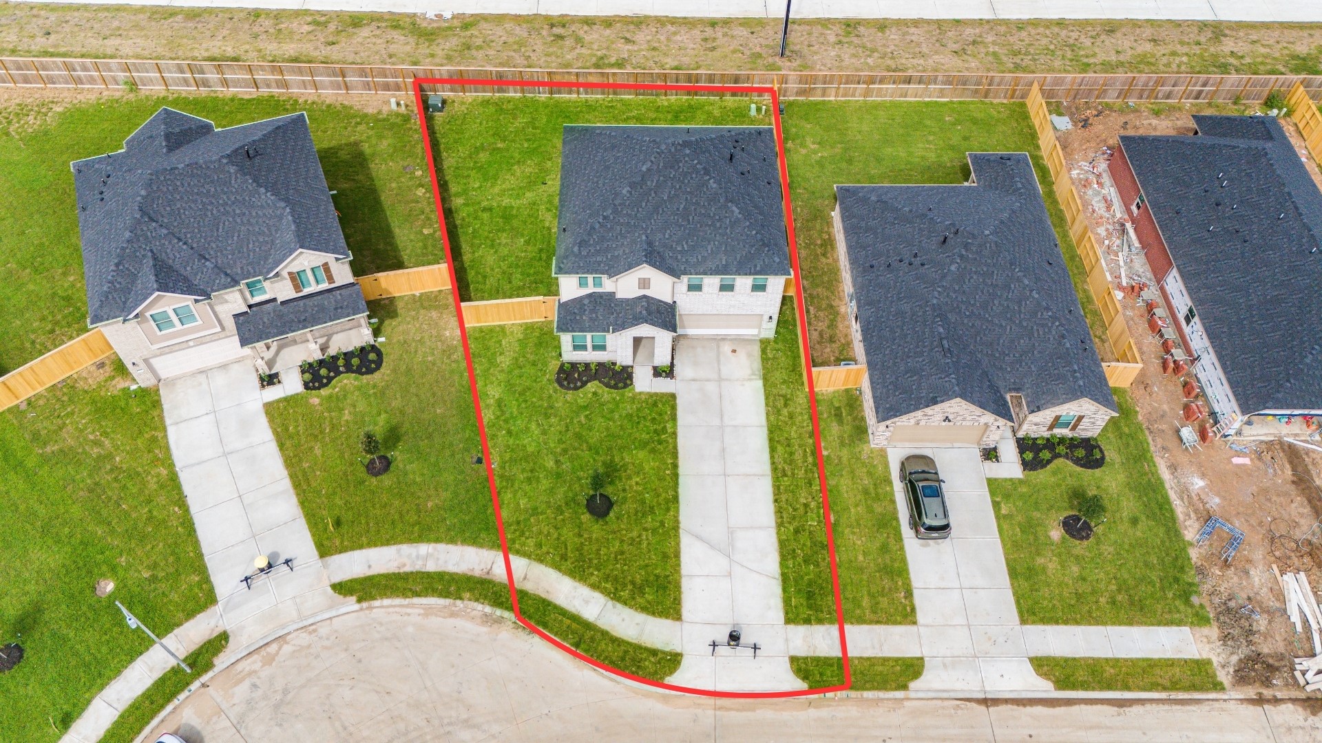 This home sits on a large lot with NO BACK NEIGHBORS, ample yard space in front and the back, lush landscaping and well-maintained yard!