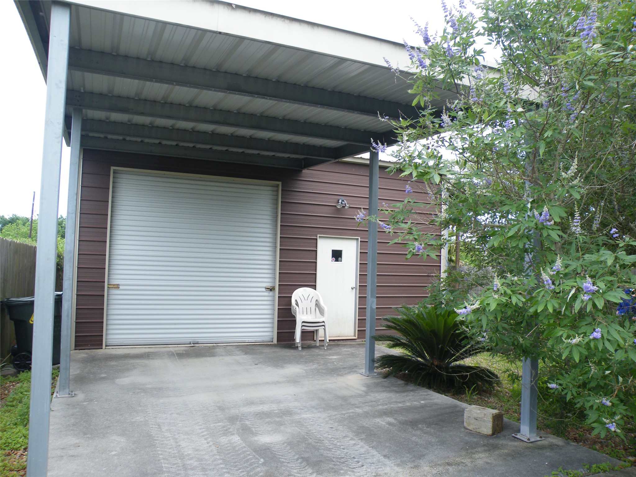 Metal or welding shop, 2 bay doors on 2 fully fenced lots
