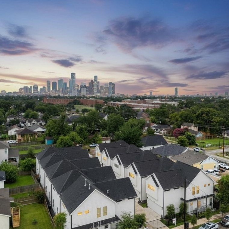 Minutes away from Downtown & the Heights