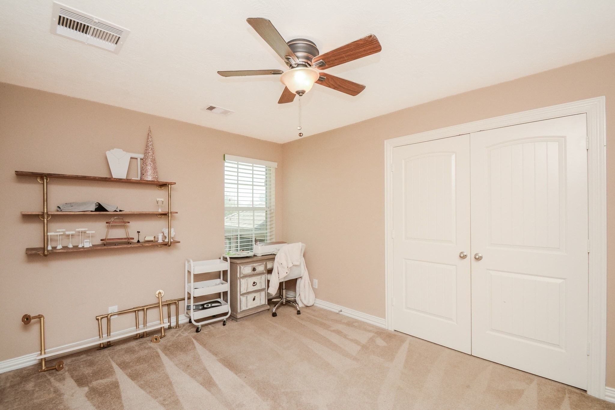 Secondary bedroom with fan