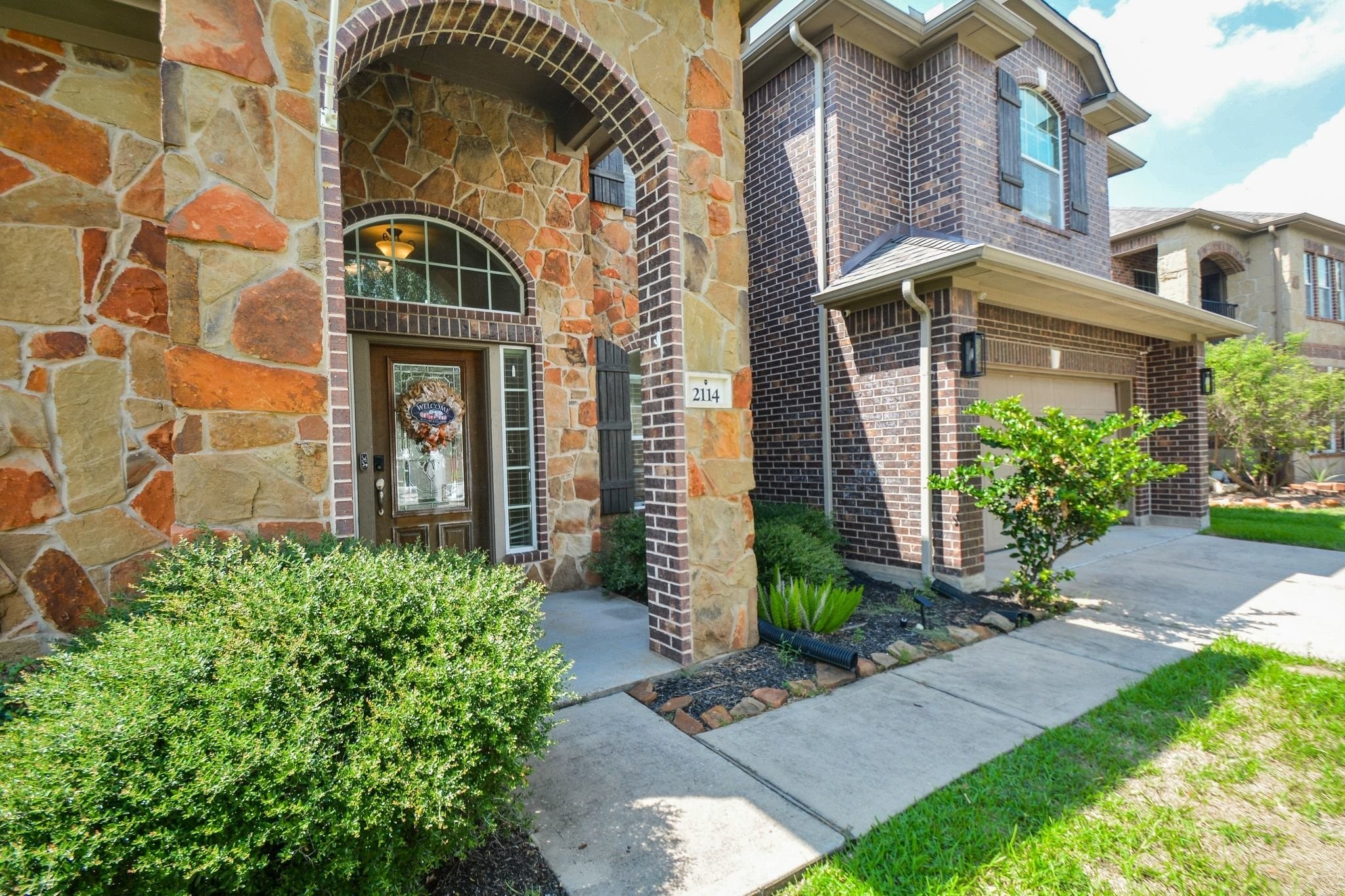 Zoned to Woodcreek elementary, Tays JH and Tompkins High School. Close to close to shopping, restaurants, school and easy access to main throughfares for easy commuting.