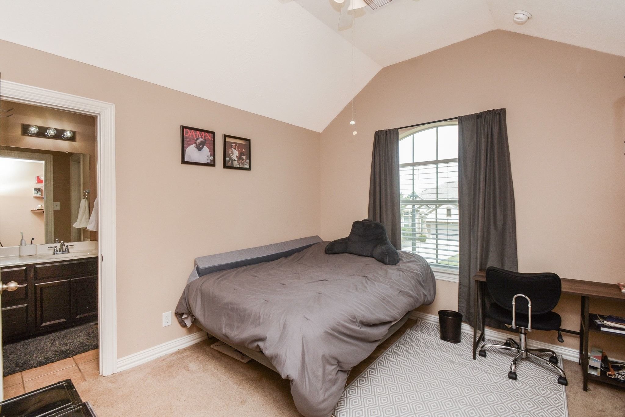 Secondary bedroom attached to Hollywood bath