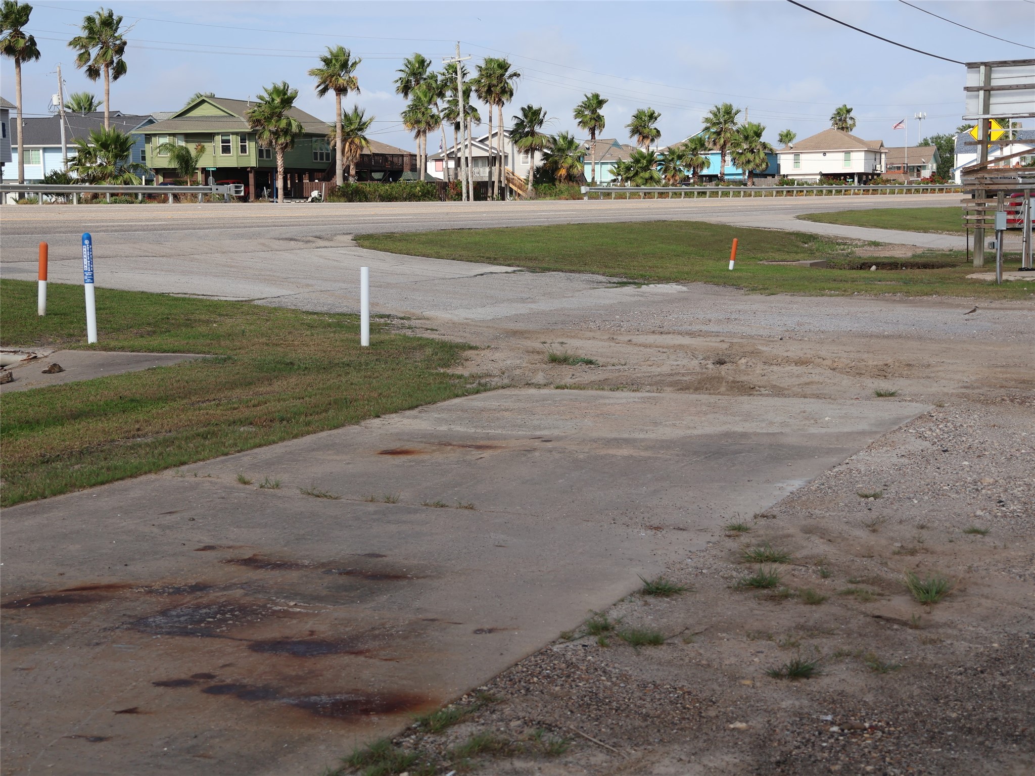 Two driveway road access to Highway 6