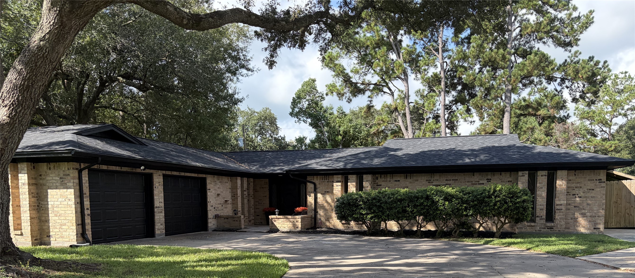 Two car garage, PLUS a large workshop and half bath attached to it! Two car garage, PLUS a large workshop and half bath attached to it!