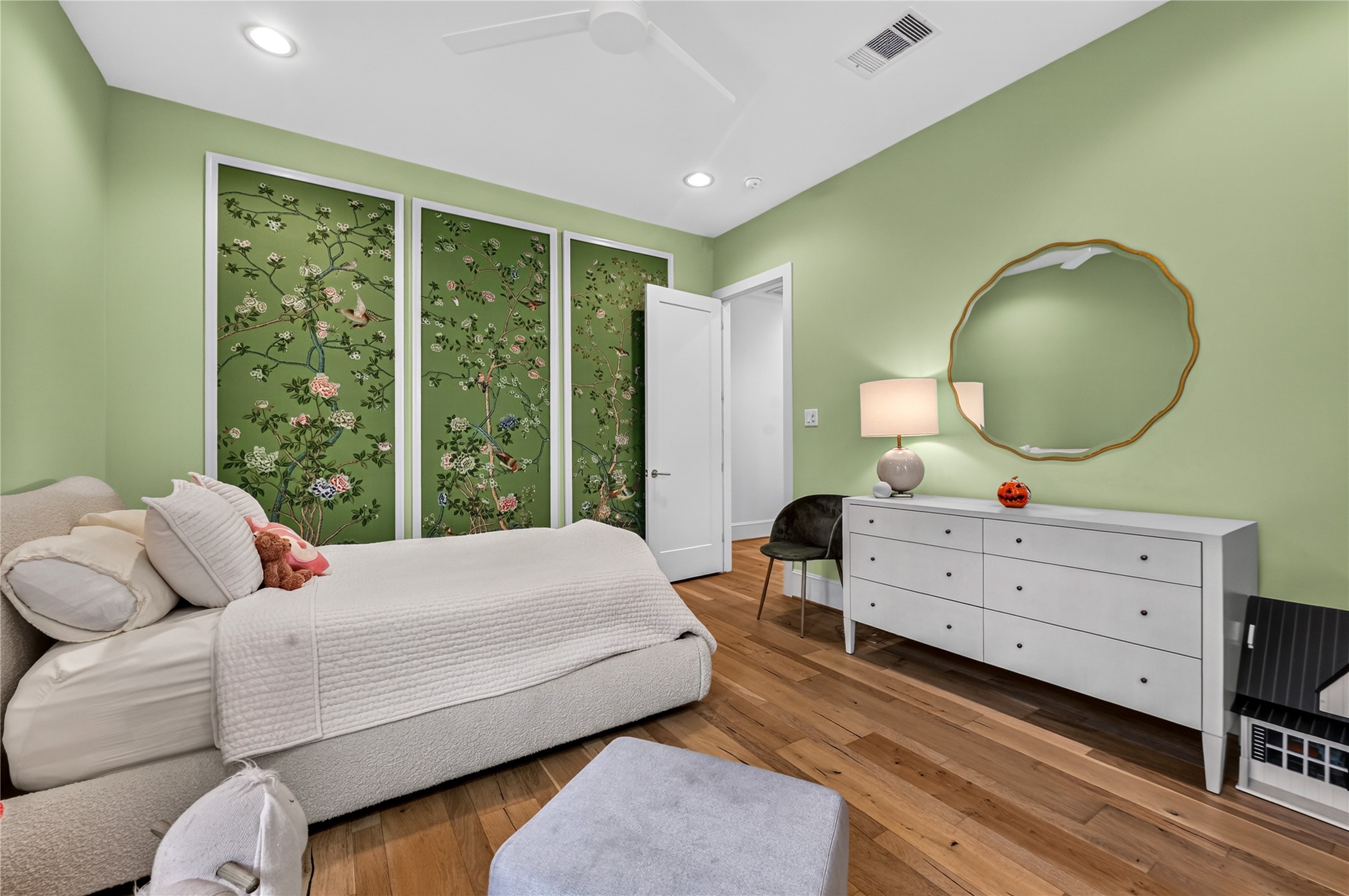 Secondary bedroom has elegant paint & wall paper
