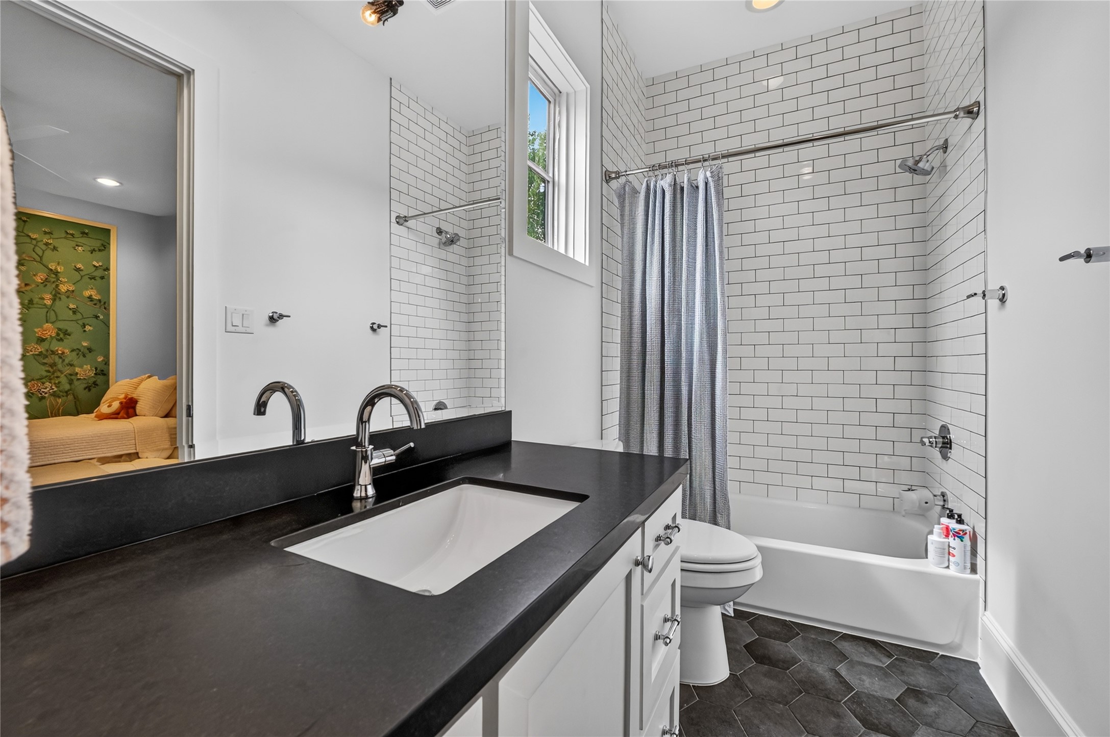 En-suite secondary bathroom