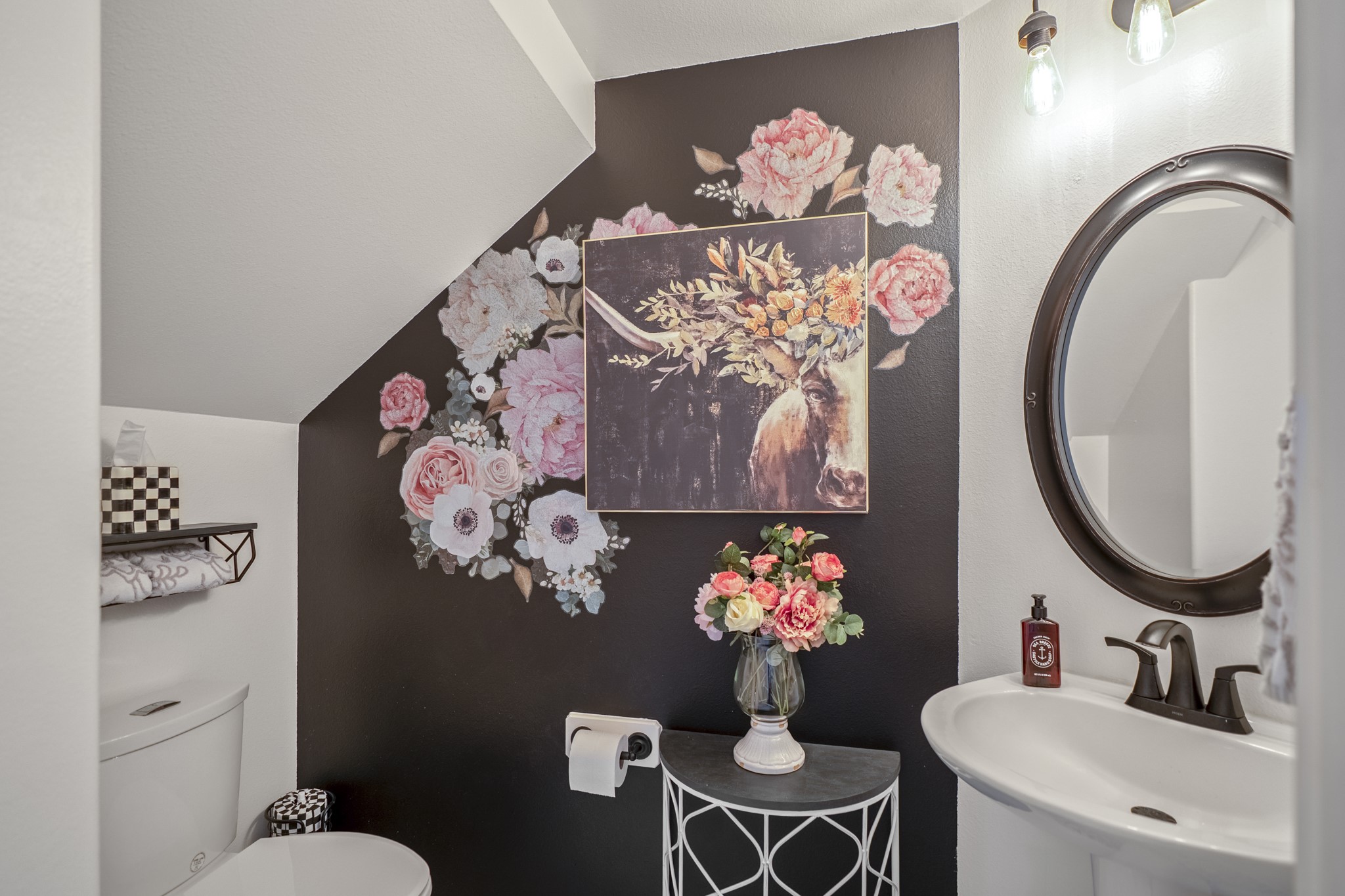 The downstairs guest bathroom has been decorated to perfection so you can be confident that your guests feel special even when visiting the restroom.