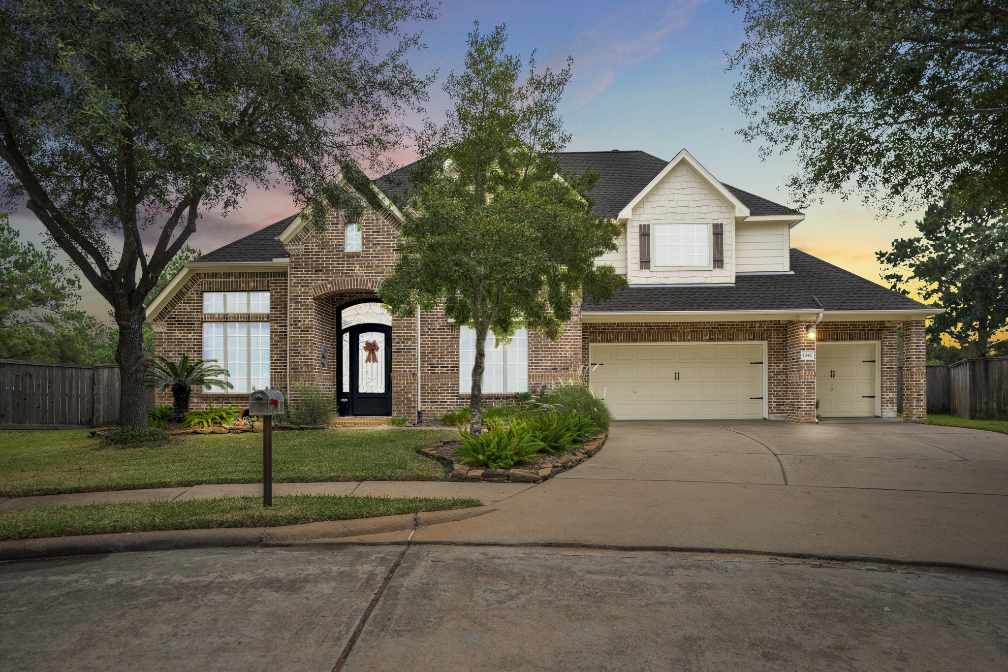 1342 Chelshurst Way is set on a quiet cul-de-sac, you will find on nearly half an acre on the third hole of the Loch golf course, you will find a private oasis with sparkling pool, raised spa.