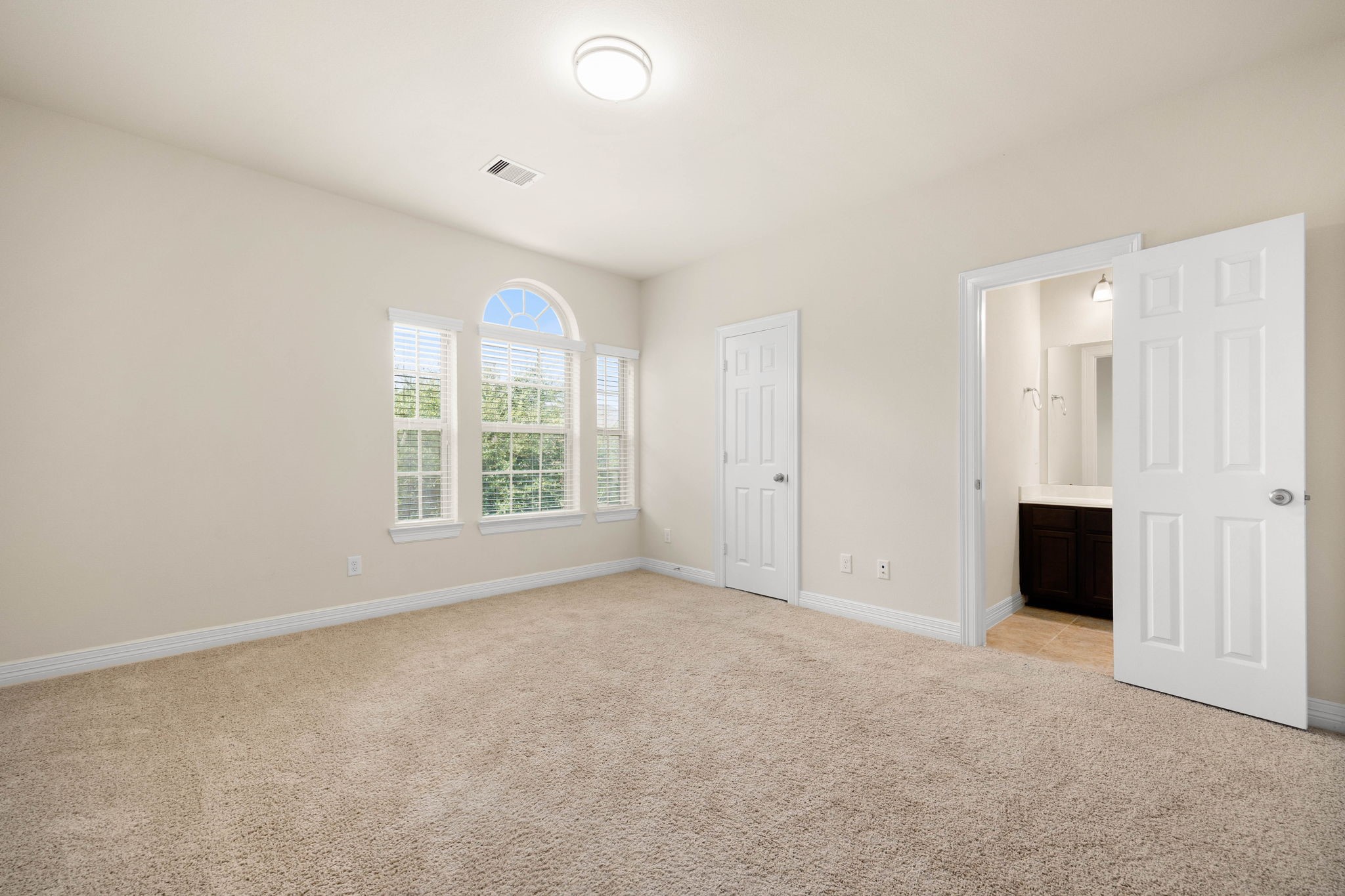 Bright and spacious secondary bedroom includes a large triple window with demi-lune detail, generous
walk-in closet, and convenient direct access to the adjoining bathroom.