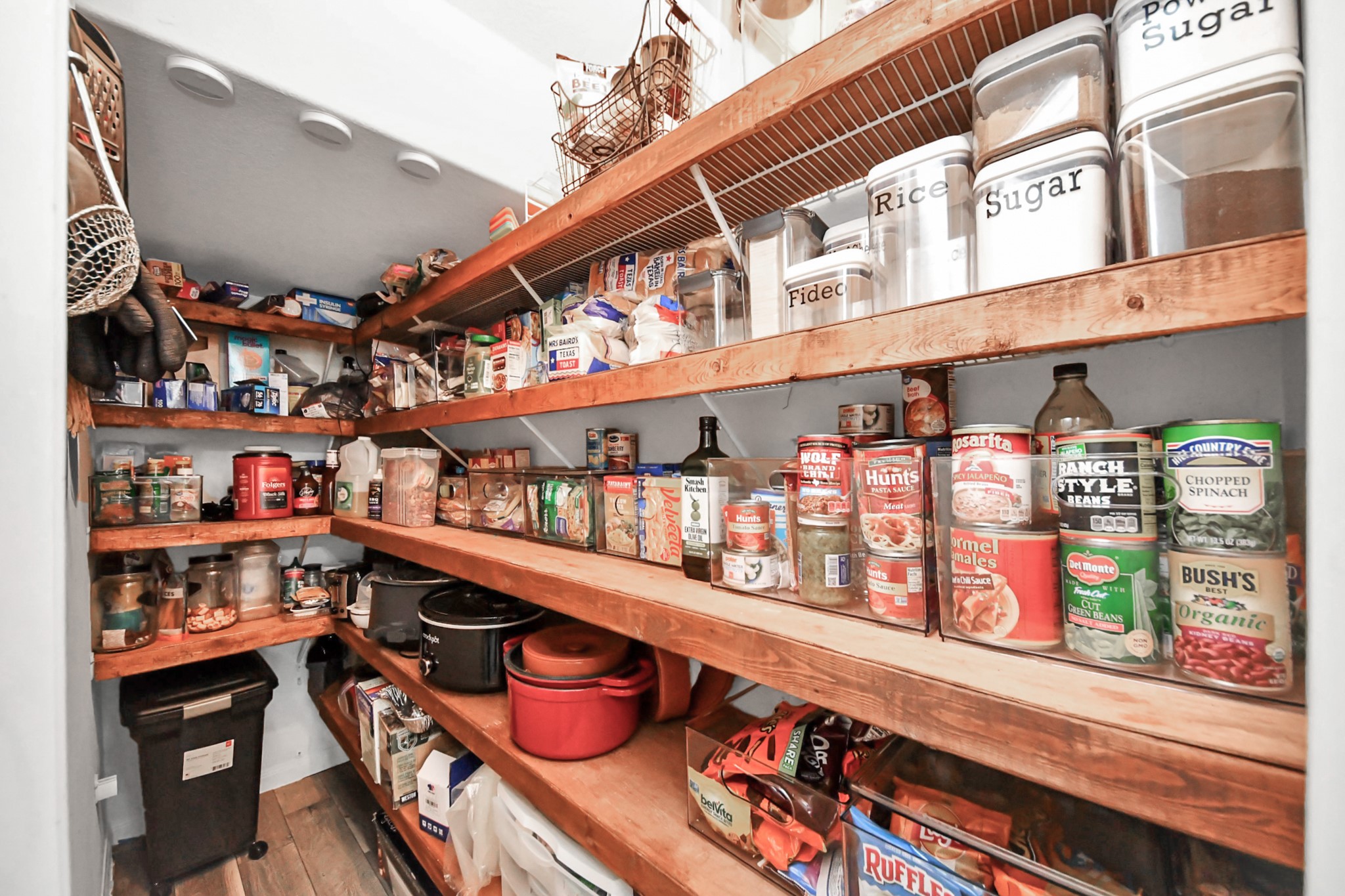 Large & spacious walk in pantry