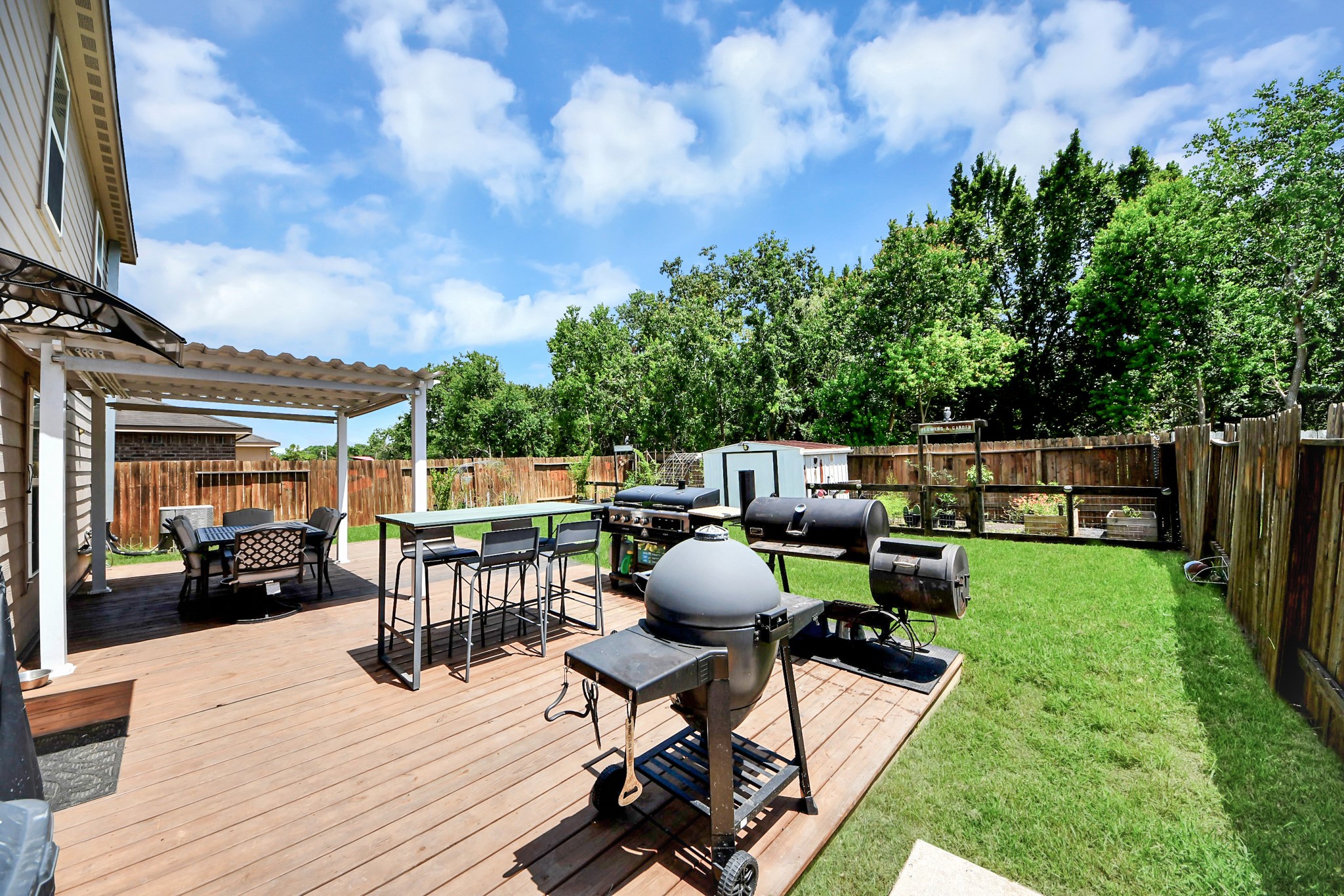 Covered & uncovered hangout area