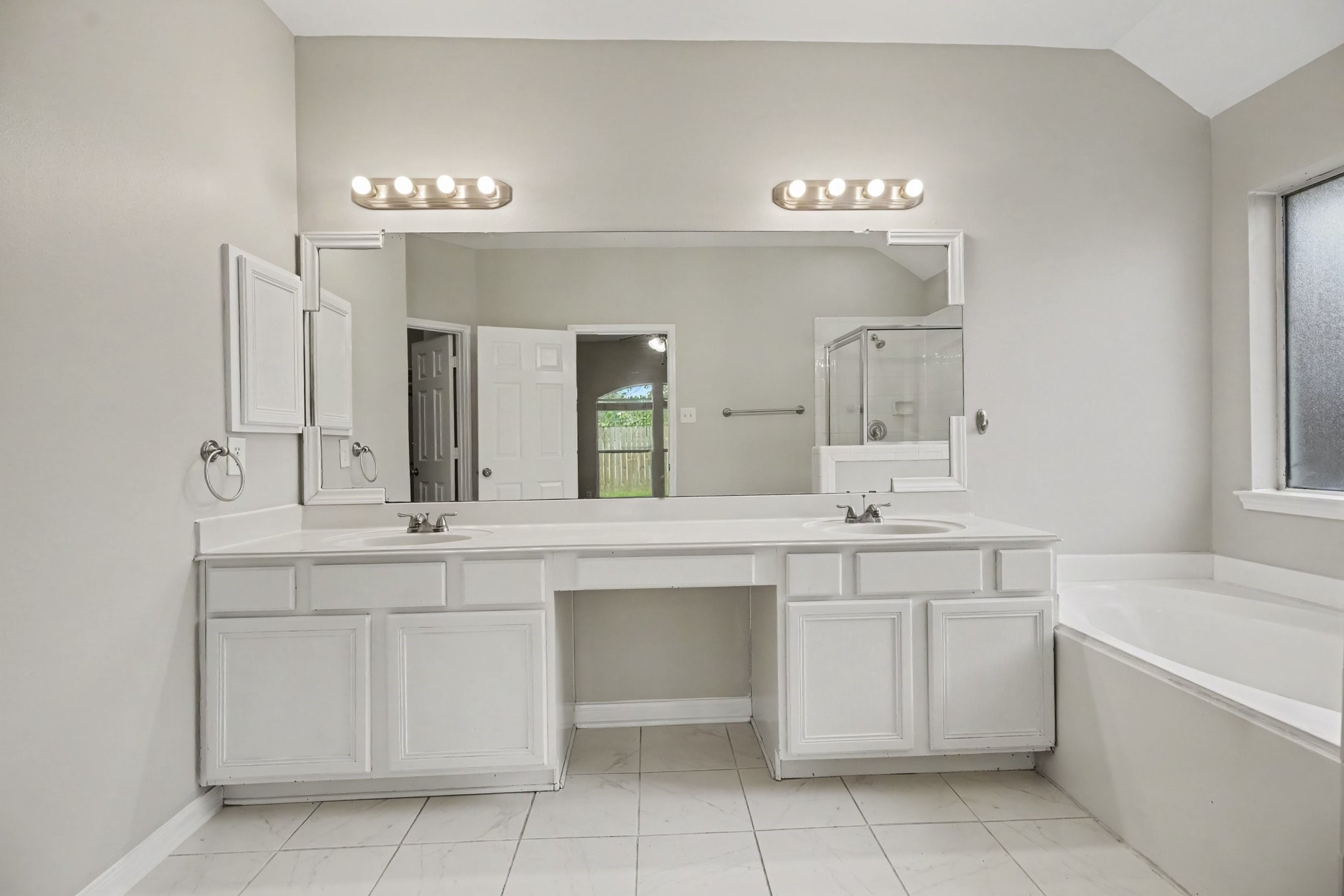 5139 Chase Park Circle, Bacliff, TX 77518