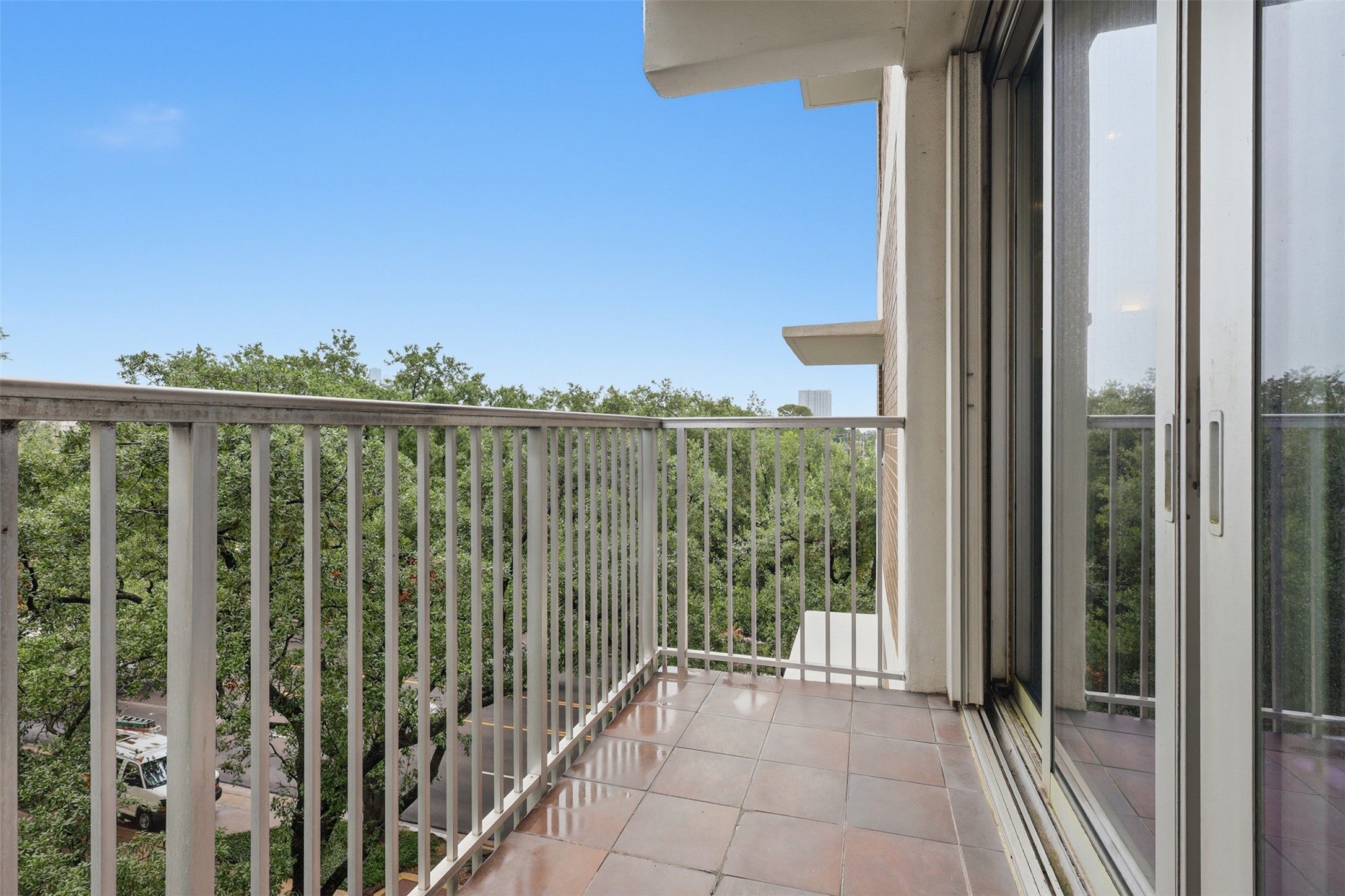 The 4th floor provides a great view that combines downtown skyscrapers and city greenery.