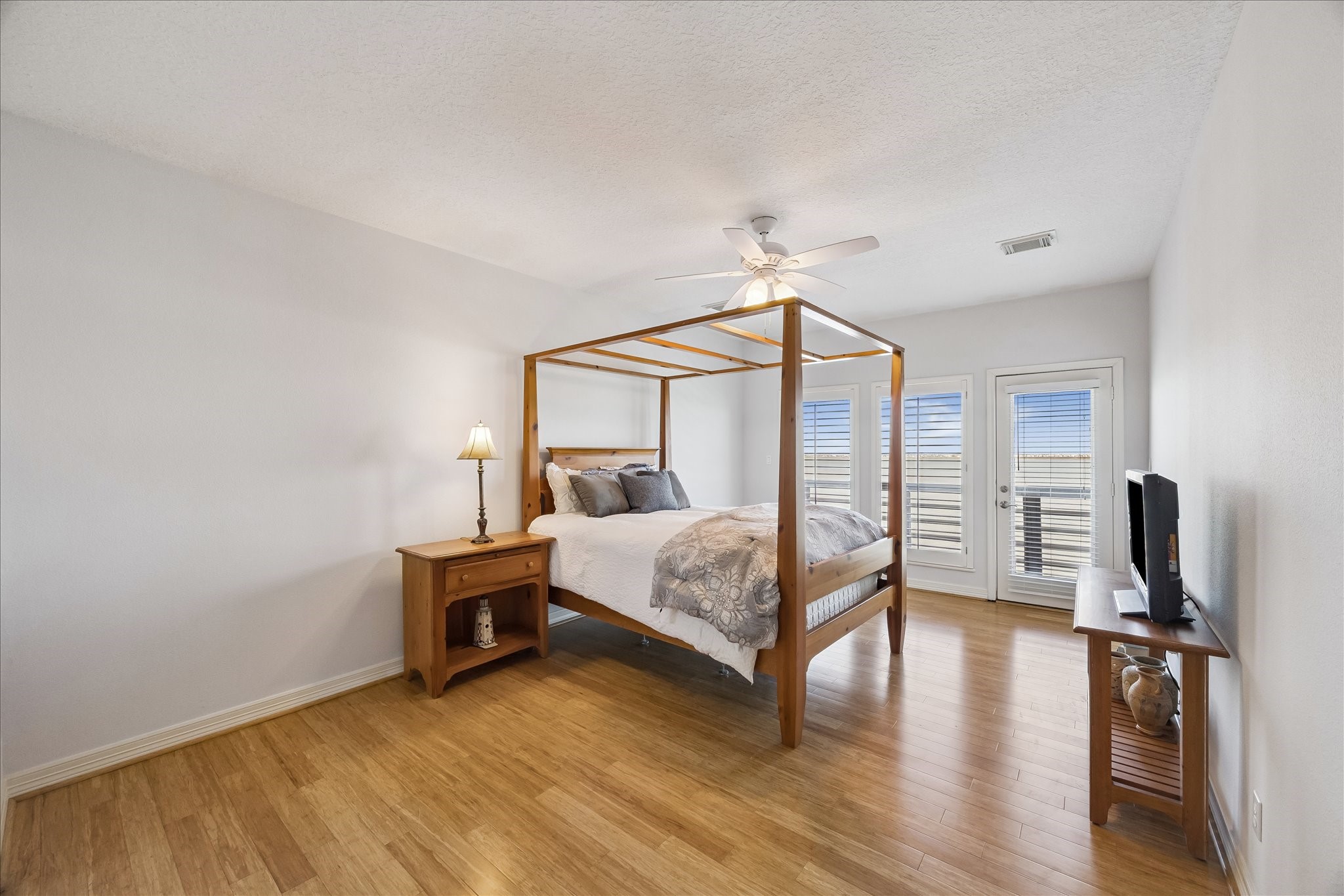 1554 Windsong Way, Tiki Island, TX 77554