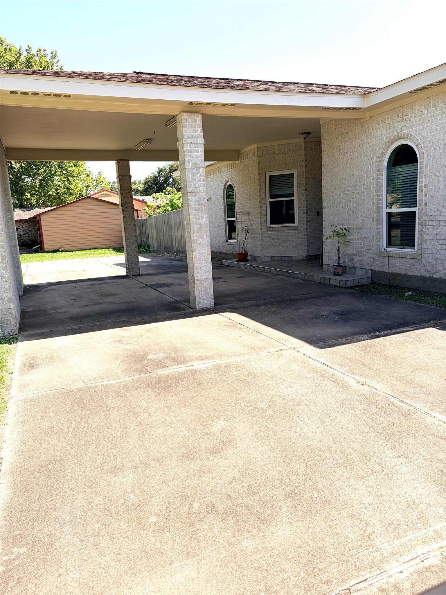 3230 W Meadow Lane, Dickinson, TX 77539