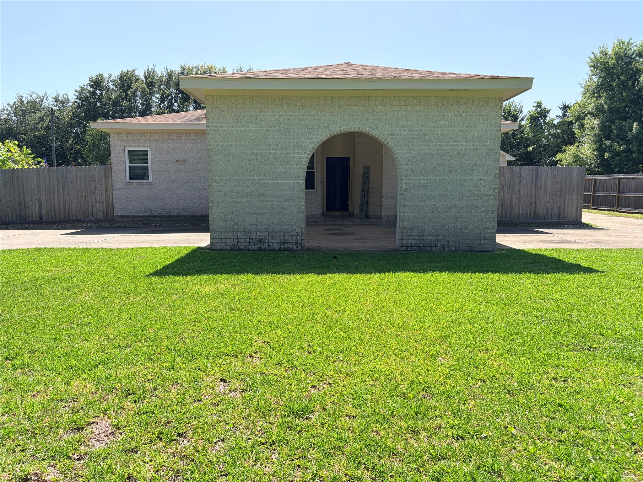 3230 W Meadow Lane, Dickinson, TX 77539