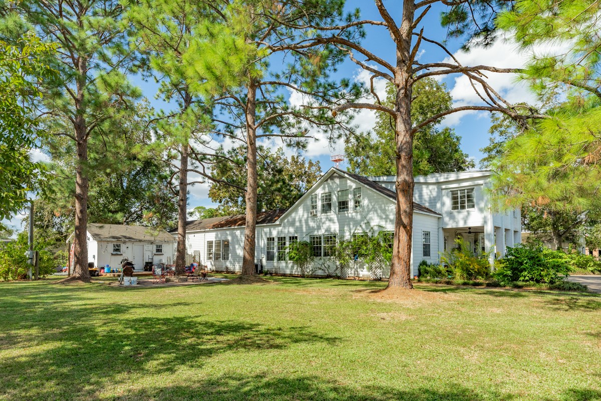 206 S 15th Street, West Columbia, TX 77486