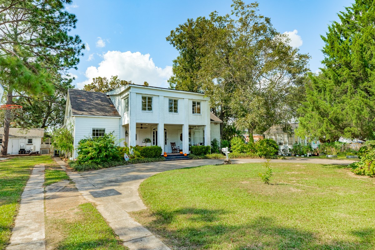 206 S 15th Street, West Columbia, TX 77486