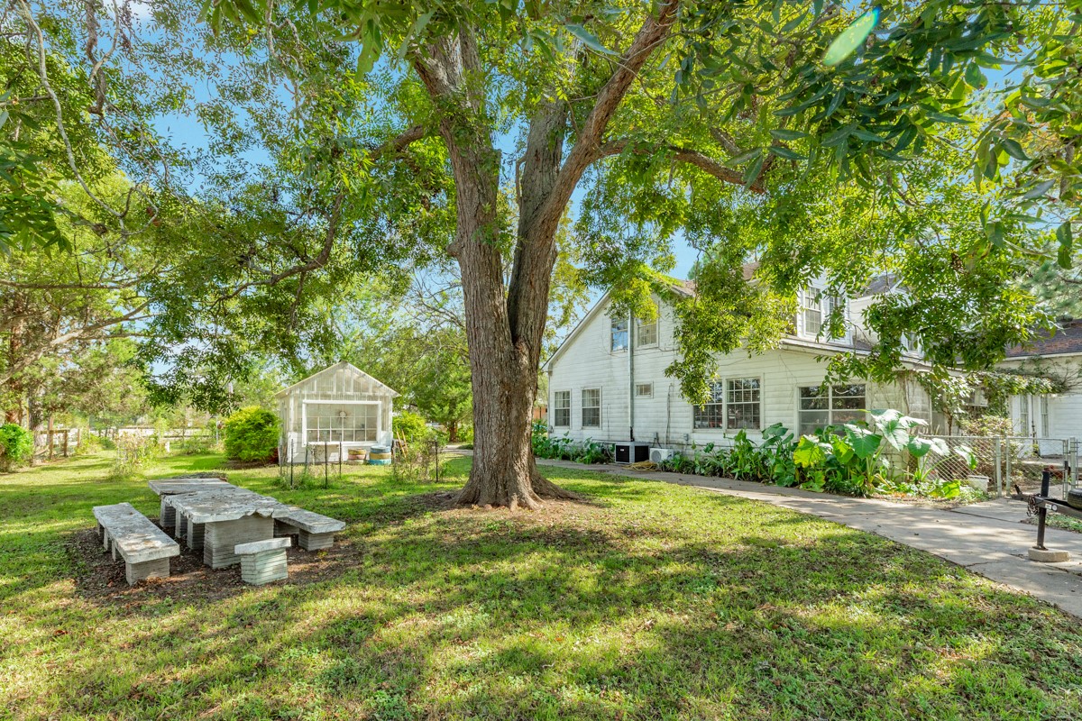 206 S 15th Street, West Columbia, TX 77486