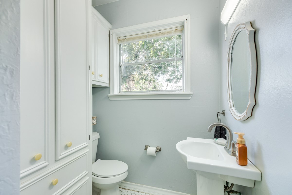 206 S 15th Street, West Columbia, TX 77486