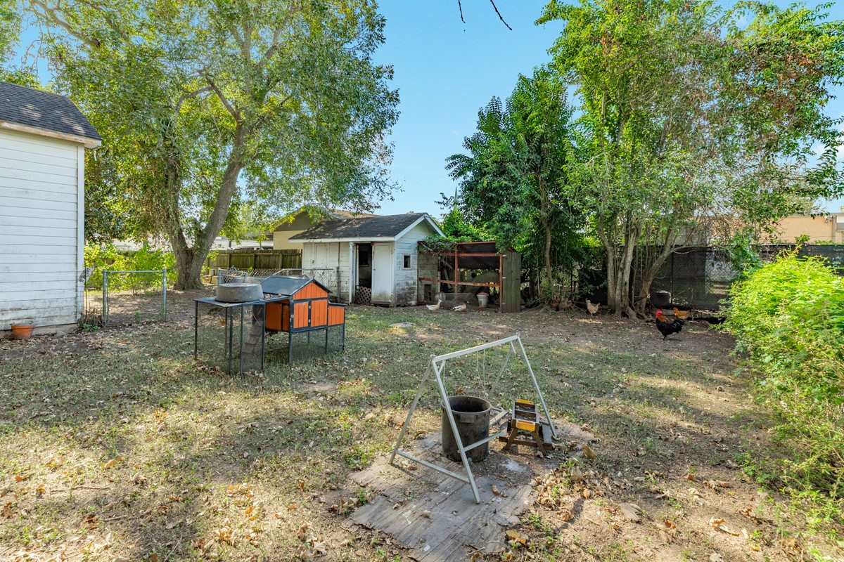 206 S 15th Street, West Columbia, TX 77486