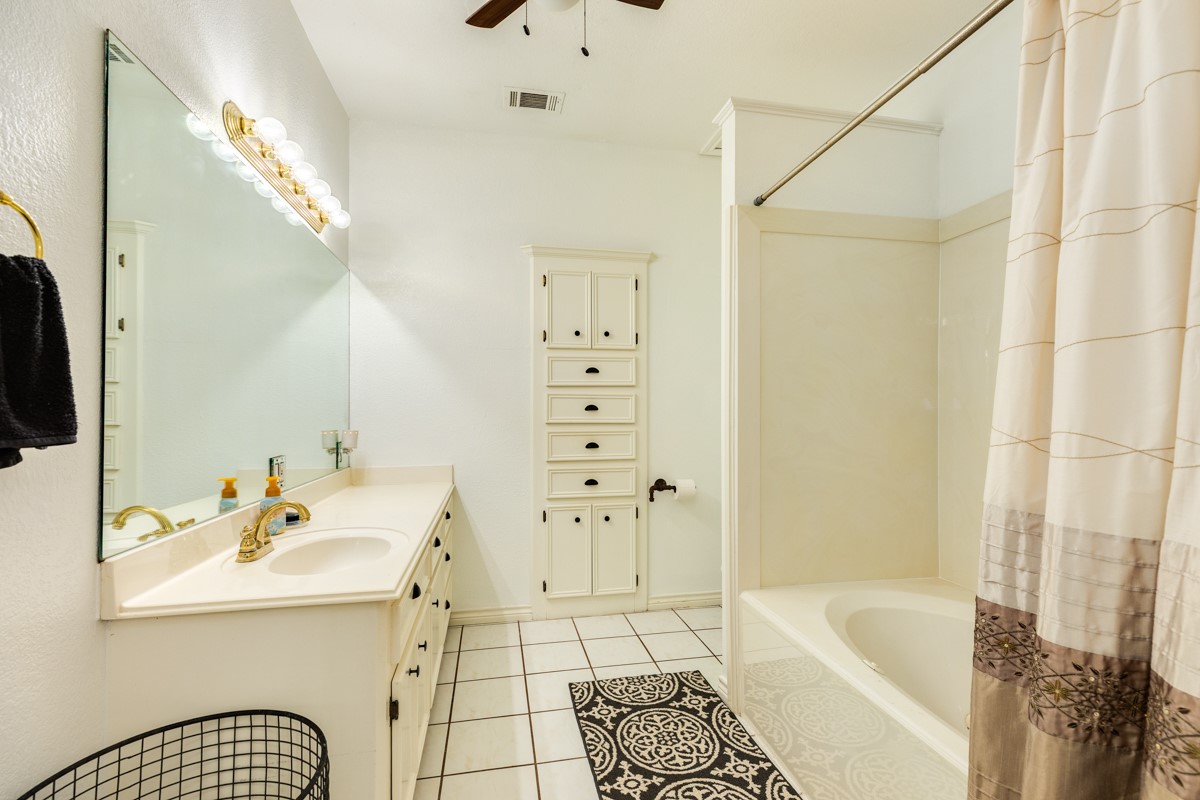 206 S 15th Street, West Columbia, TX 77486