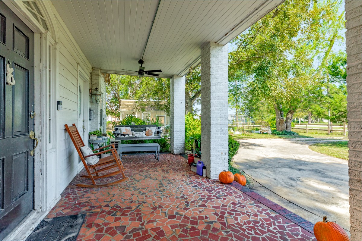 206 S 15th Street, West Columbia, TX 77486
