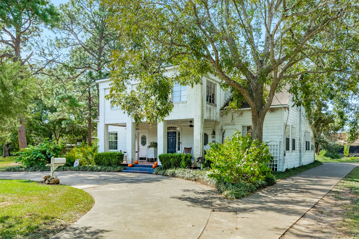 206 S 15th Street, West Columbia, TX 77486