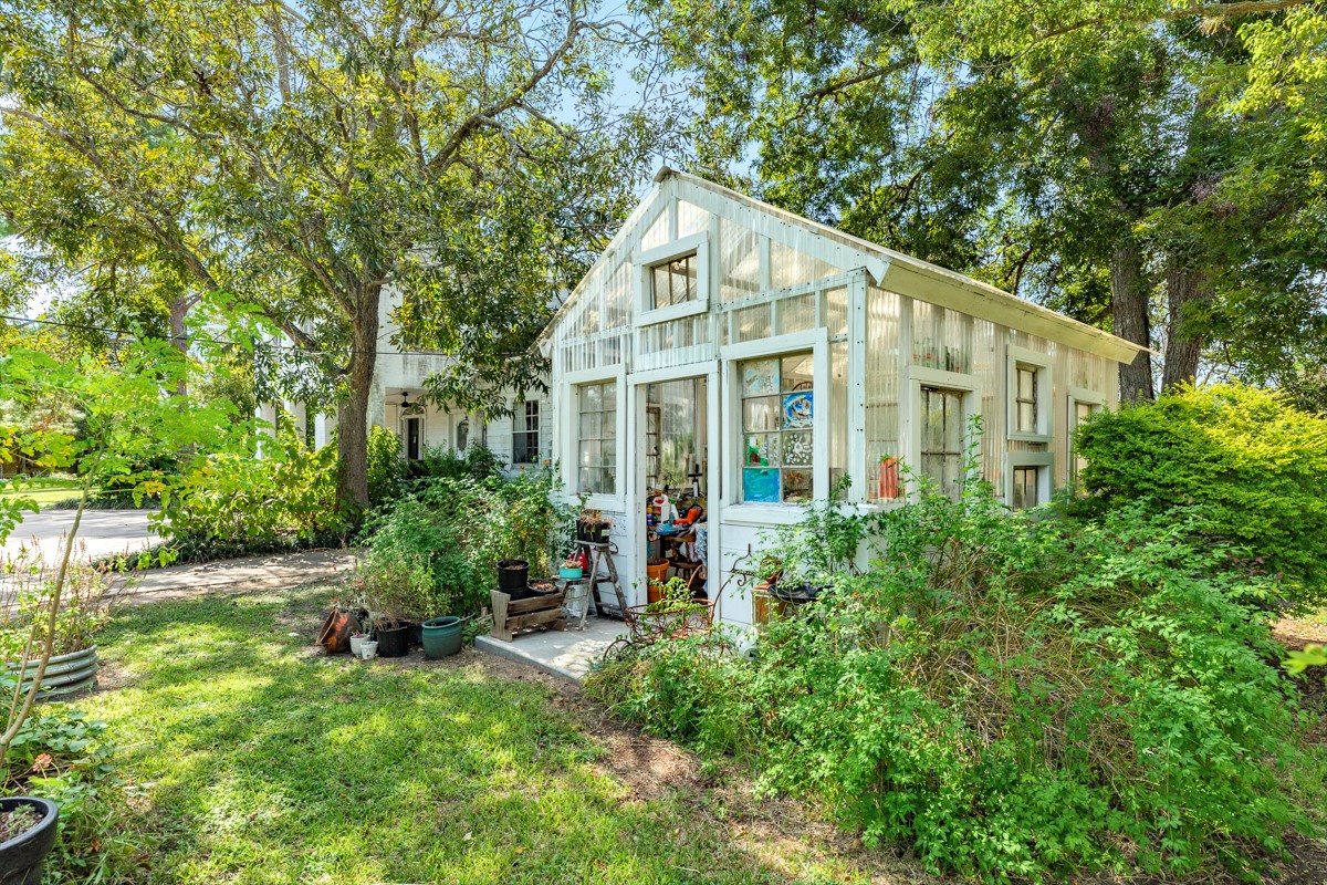 206 S 15th Street, West Columbia, TX 77486