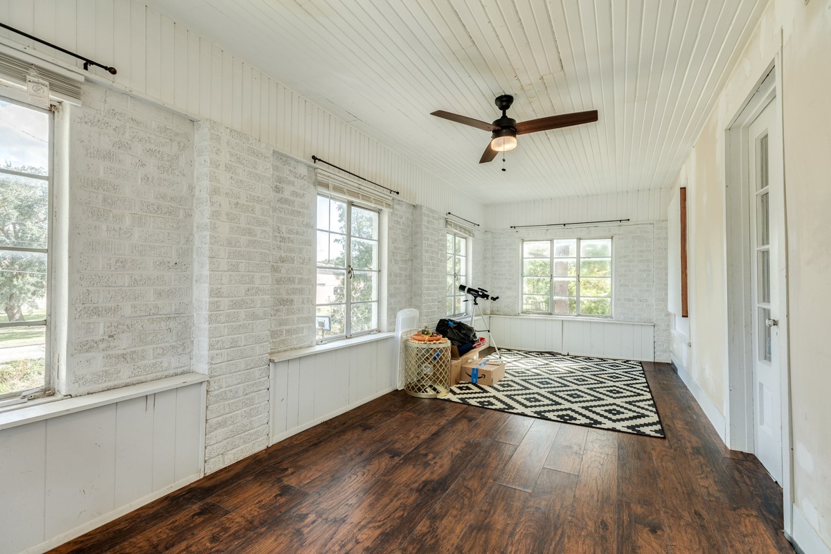 206 S 15th Street, West Columbia, TX 77486