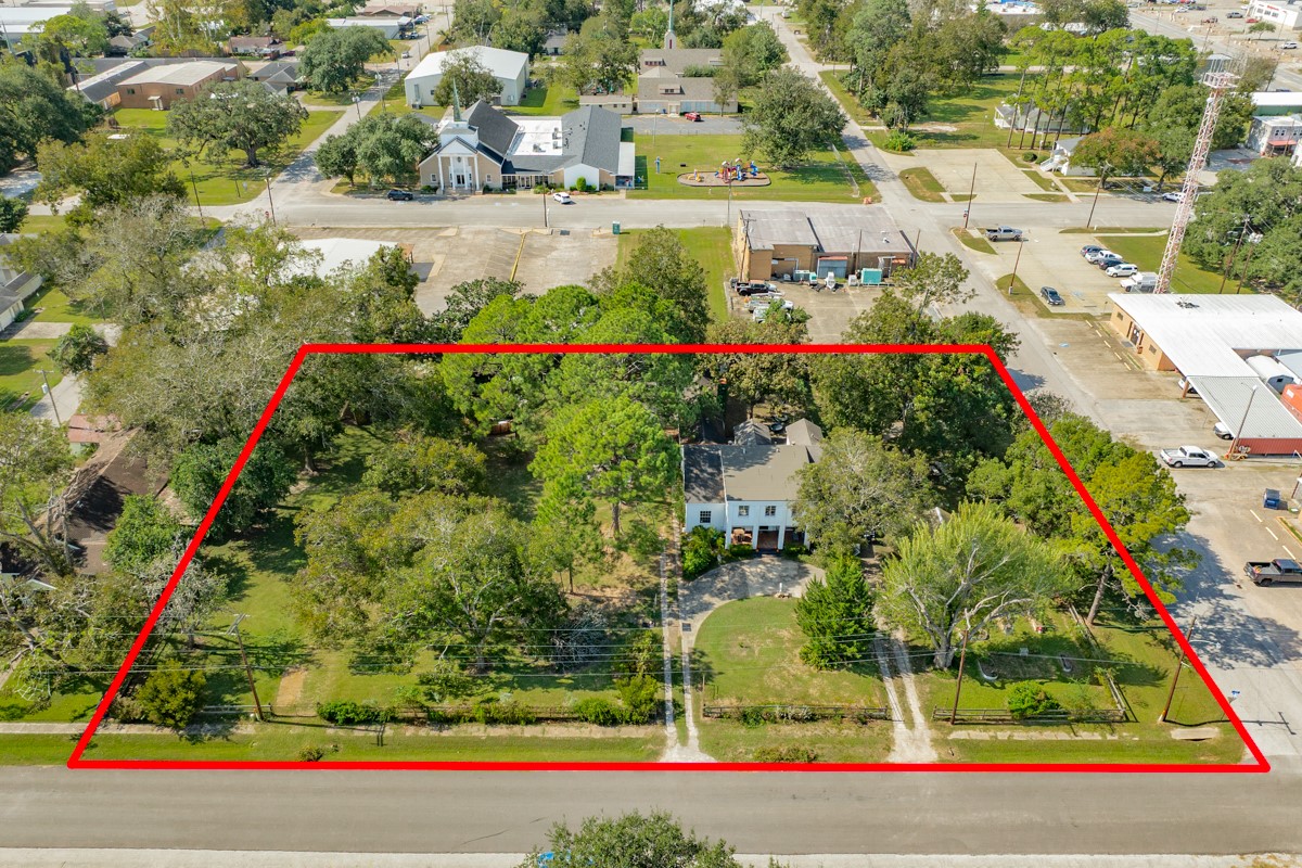 206 S 15th Street, West Columbia, TX 77486