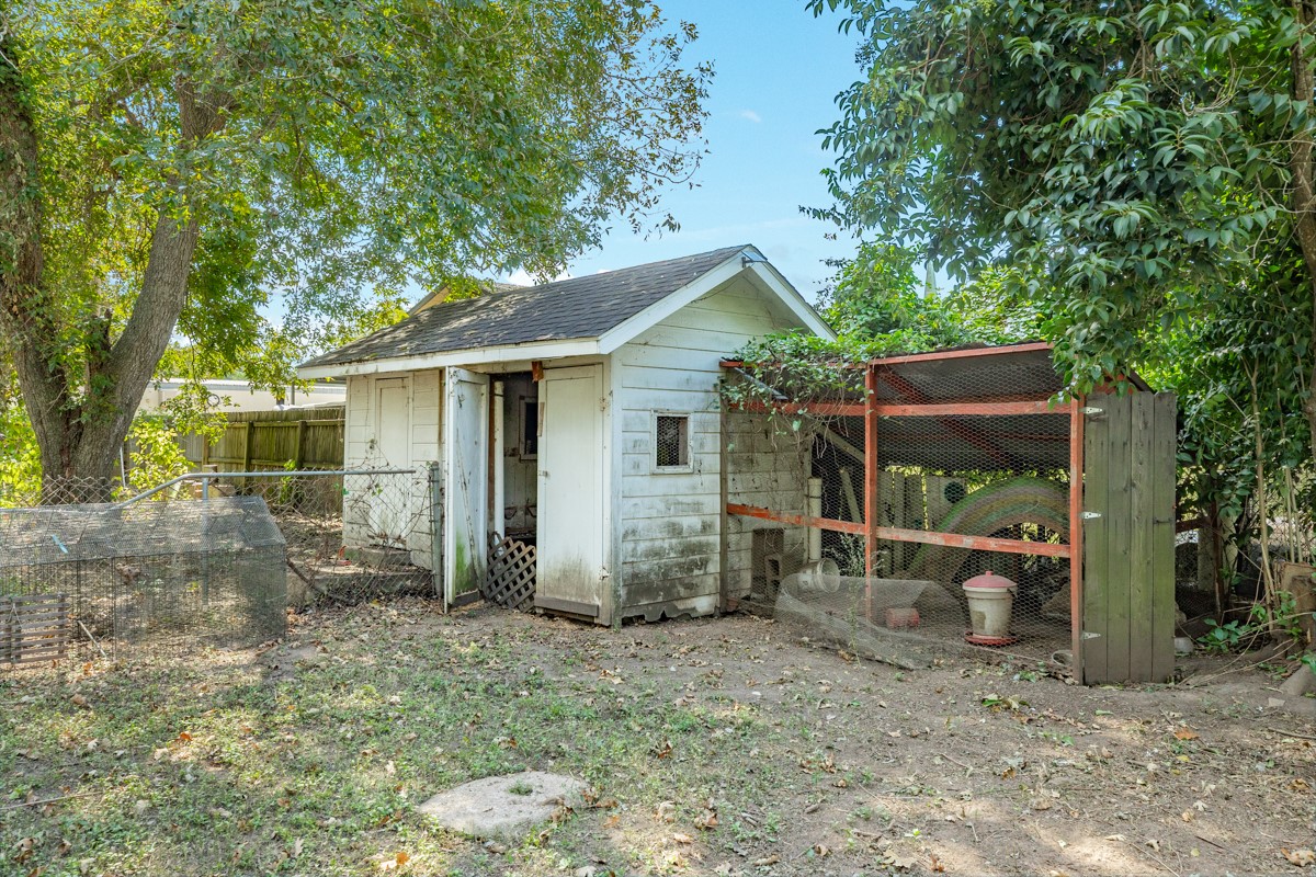 206 S 15th Street, West Columbia, TX 77486