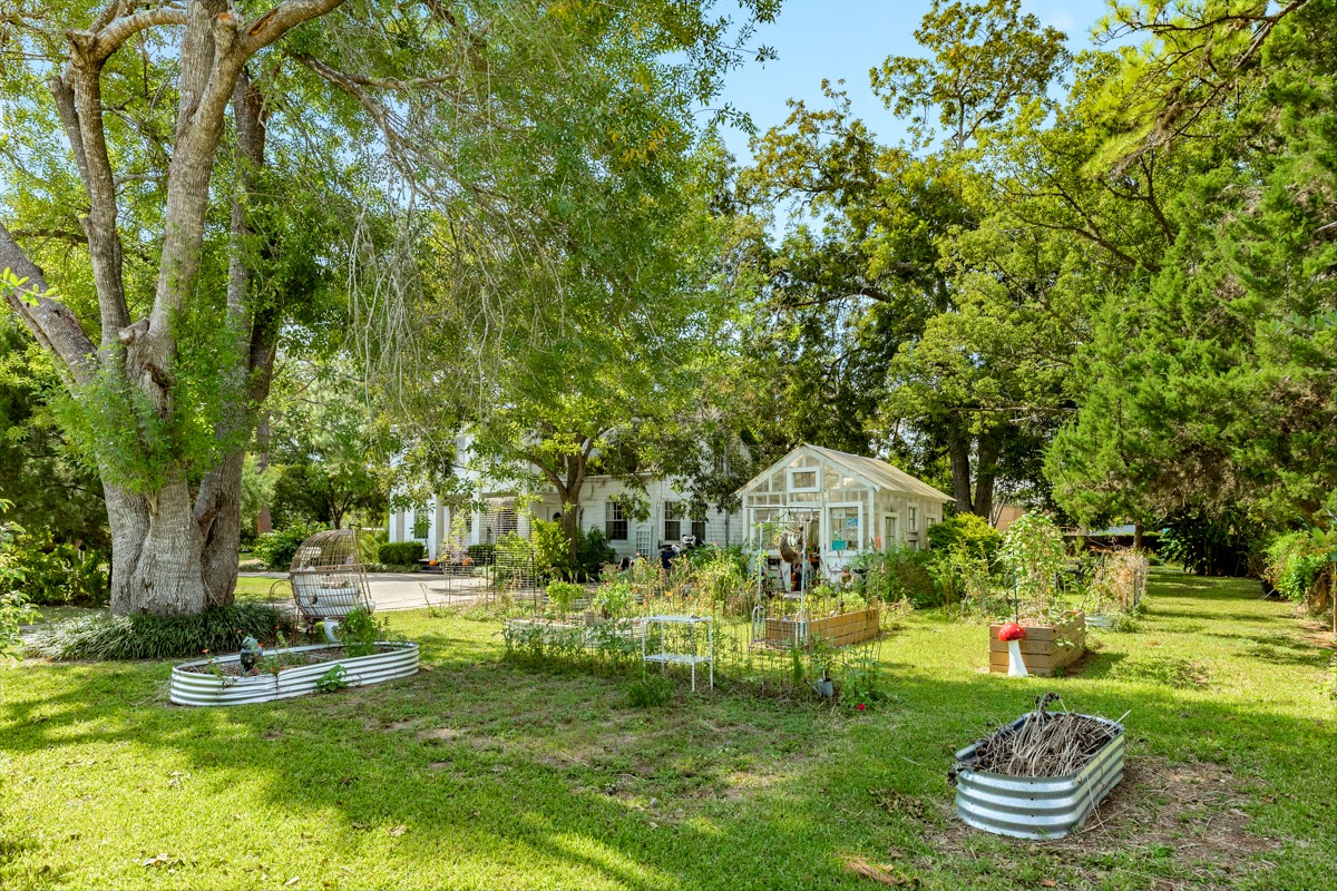 206 S 15th Street, West Columbia, TX 77486