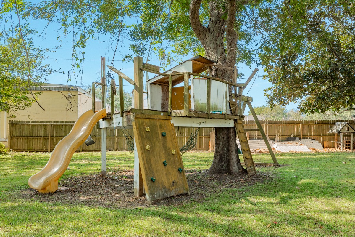 206 S 15th Street, West Columbia, TX 77486