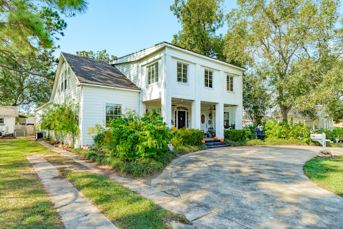 206 S 15th Street, West Columbia, TX 77486