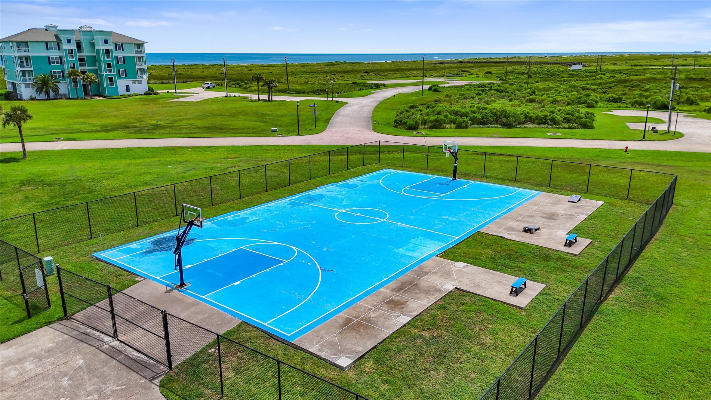 The community basketball court
offers another fun and active
way to enjoy time outdoors with
friends and family.