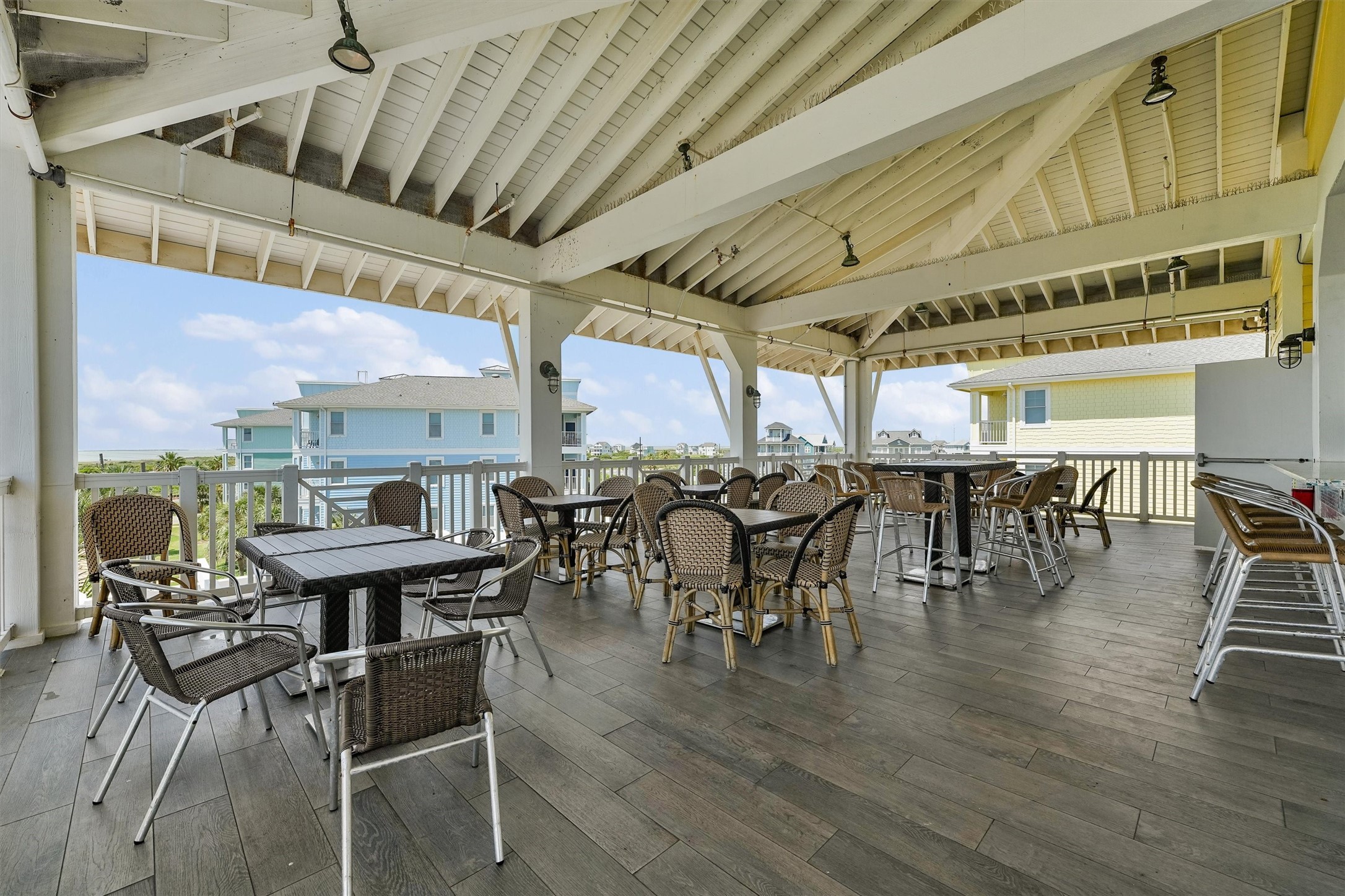 Enjoy casual dining with Gulf
views at the Clubhouse
Restaurant, where indoor and
outdoor seating create a relaxed
coastal experience.