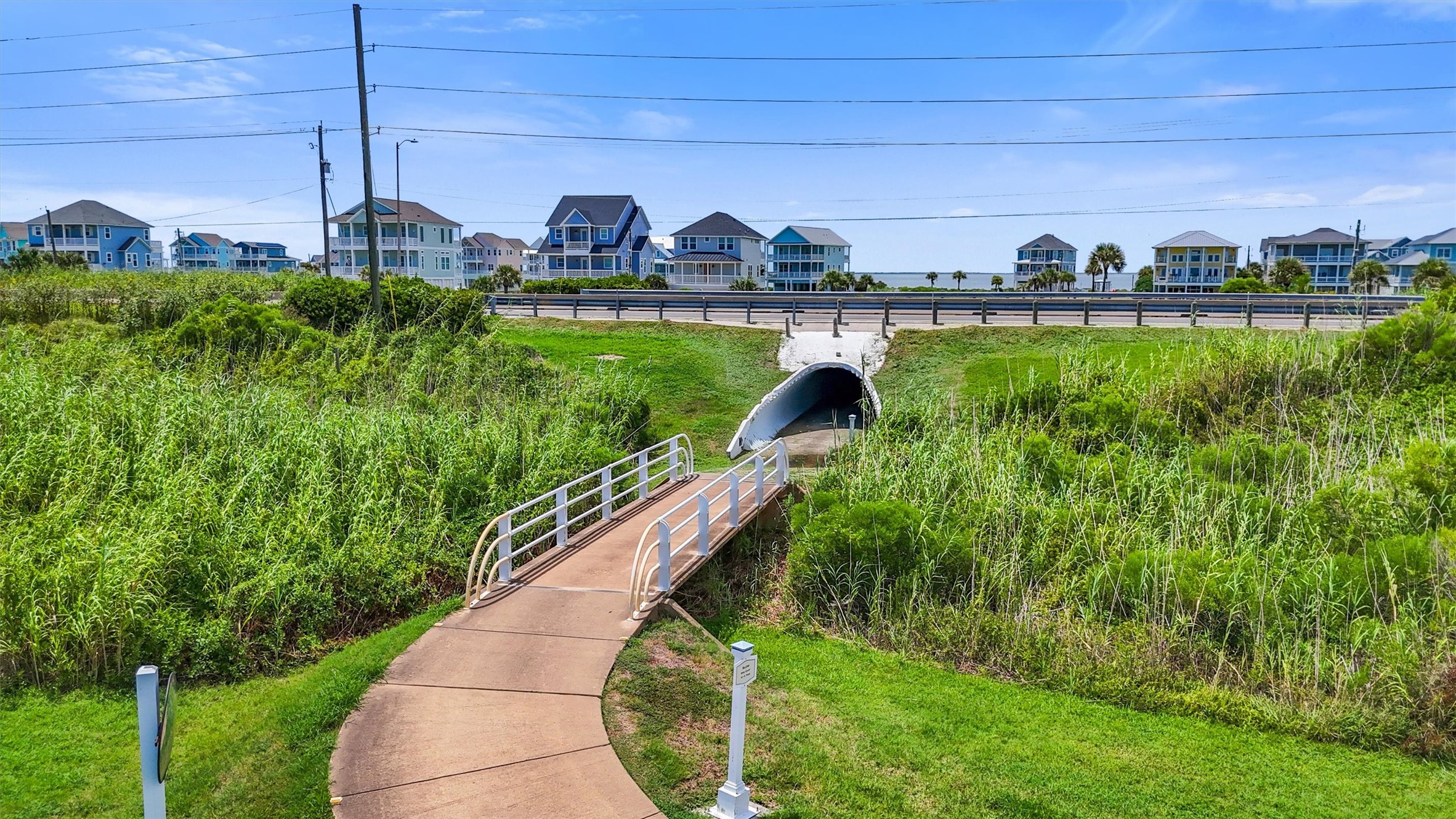 Golf cart-friendly paths provide
convenient access to the beach
and amenities, making it easy to
get around the community.