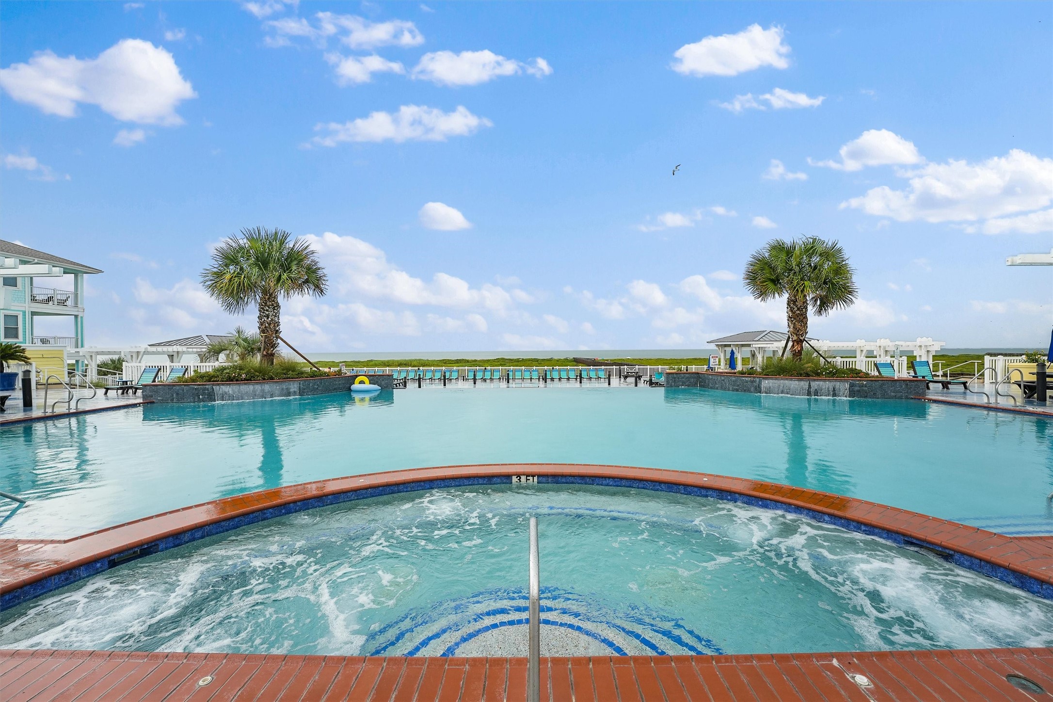 A sparkling beachfront pool
offers the ideal place to cool off,
relax in the sun, or take in
panoramic views of the Gulf.
