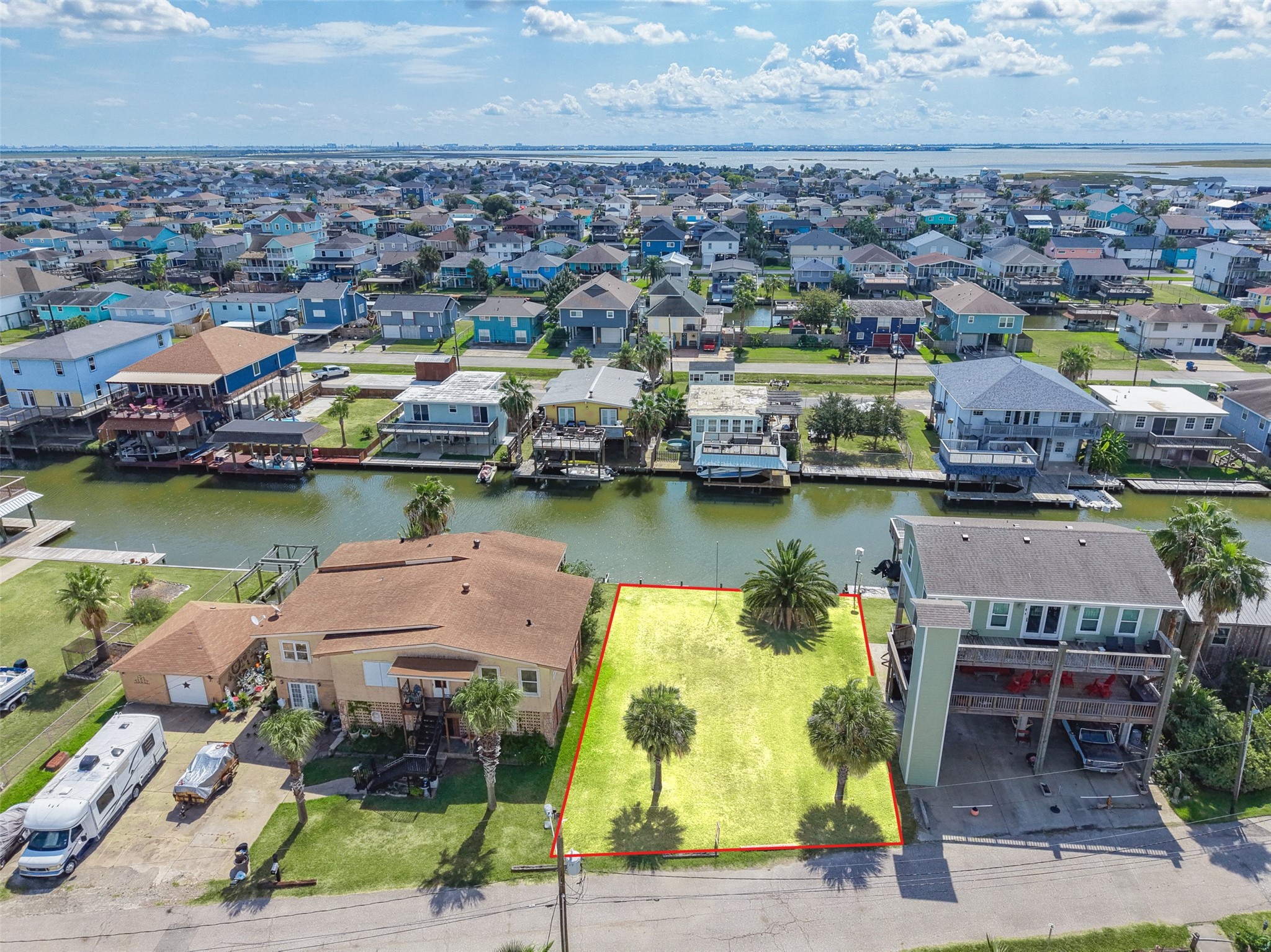 A second look from the street side. The outline shows the full lot, canal at the back and Lakeside Drive at the front. H-E-B and Kroger in Texas City are about 4.7 miles away for the weekly run.