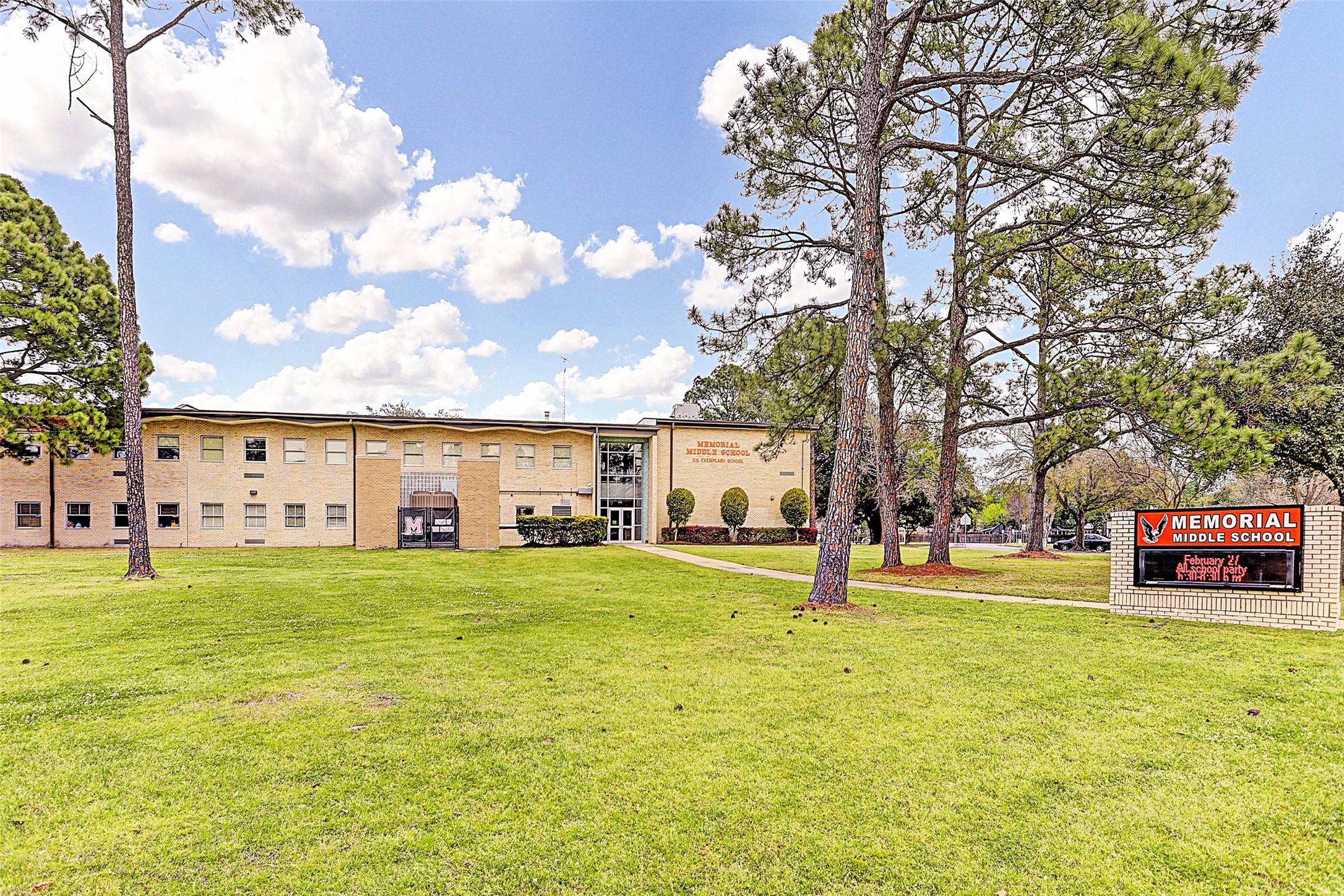 13727 Camara is zoned to Memorial Middle School in SBISD. 13727 Camara is zoned to Memorial Middle School in SBISD.