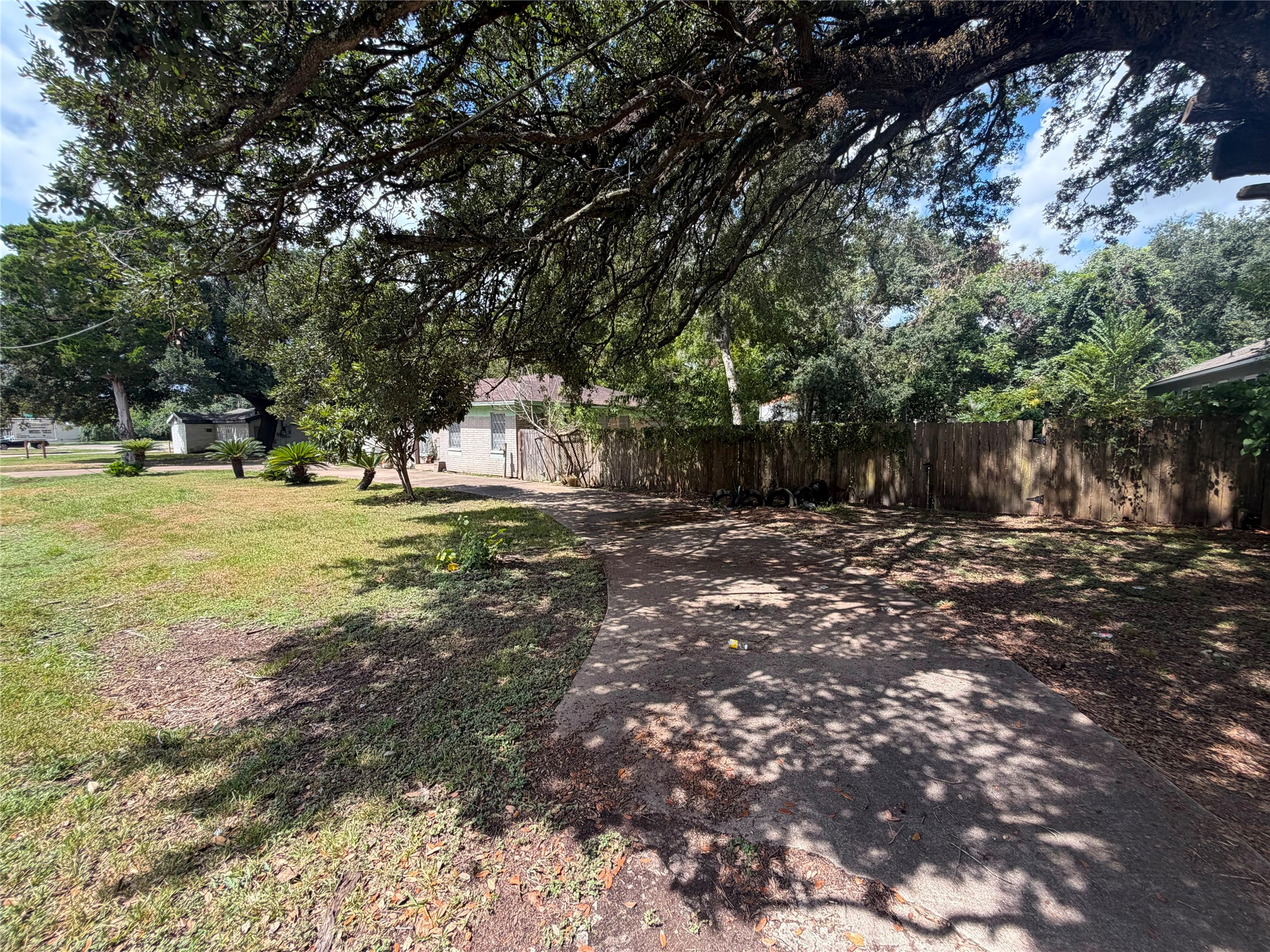 1714 W Sealy Street, Alvin, TX 77511