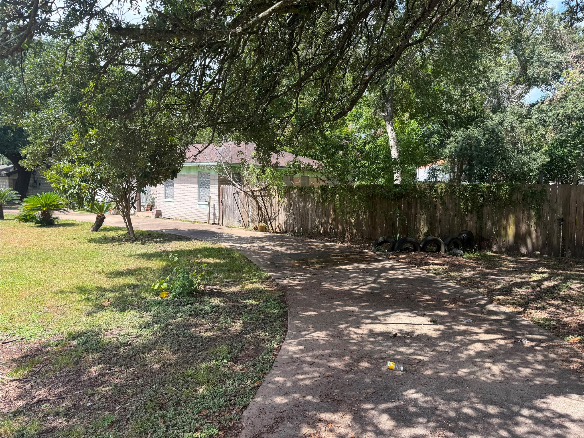 1714 W Sealy Street, Alvin, TX 77511