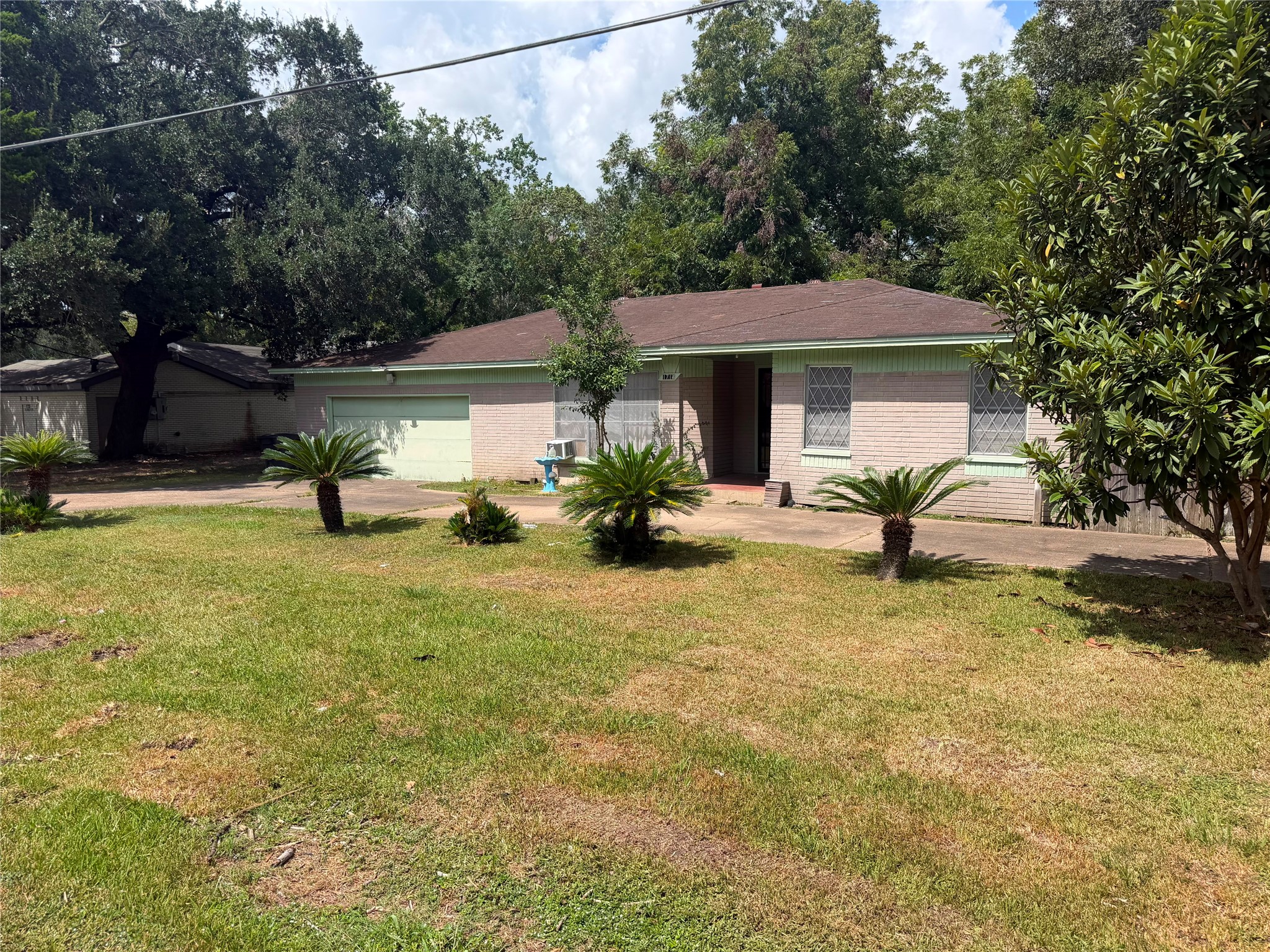 1714 W Sealy Street, Alvin, TX 77511