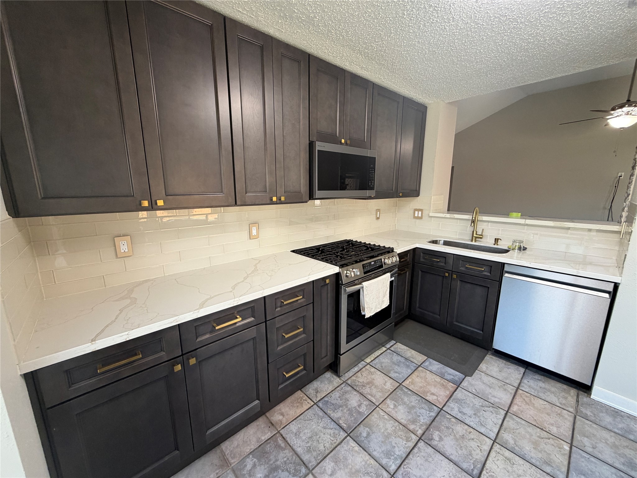 455 Oakdale Drive, Stafford, TX 77477