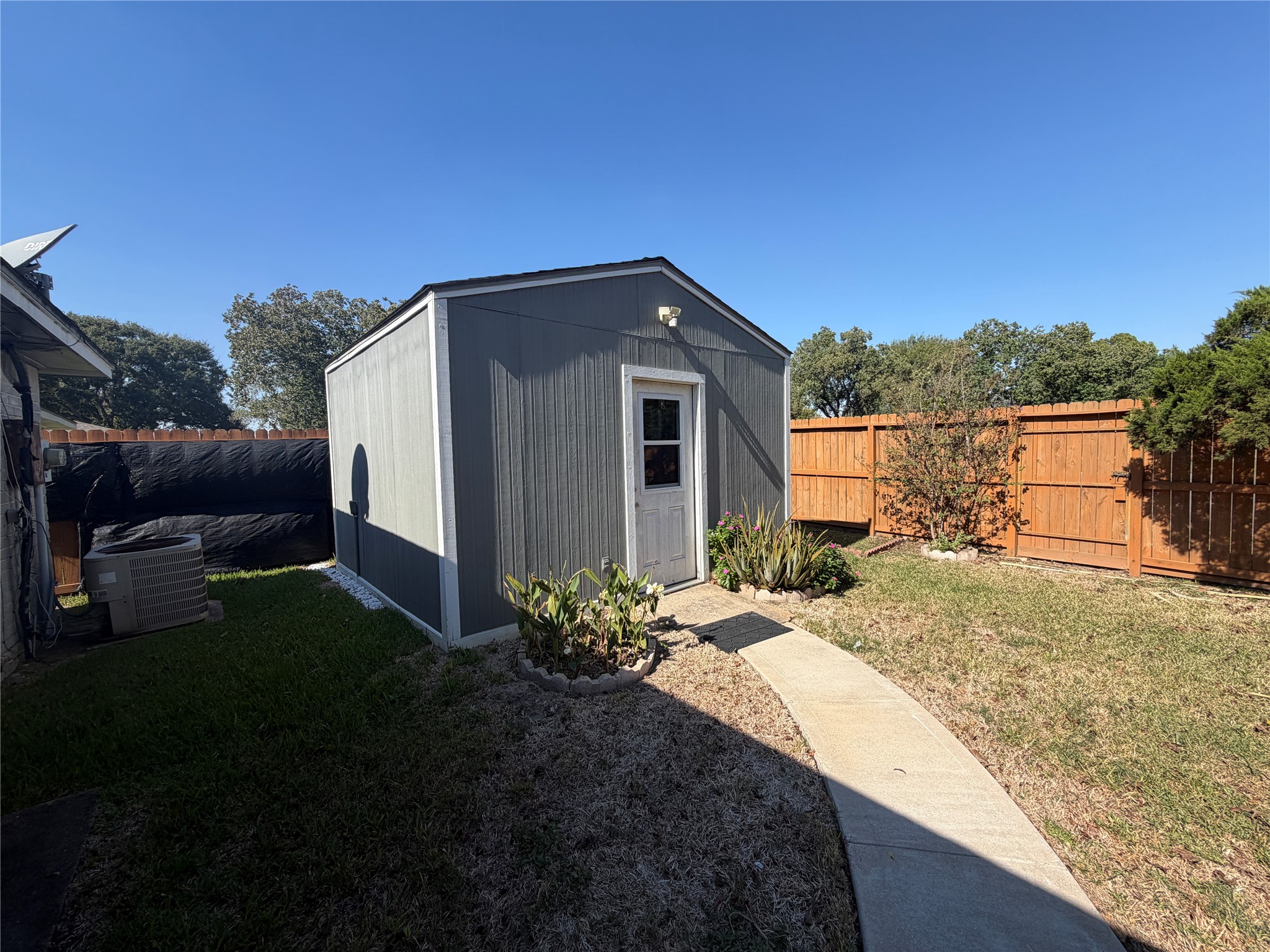 455 Oakdale Drive, Stafford, TX 77477