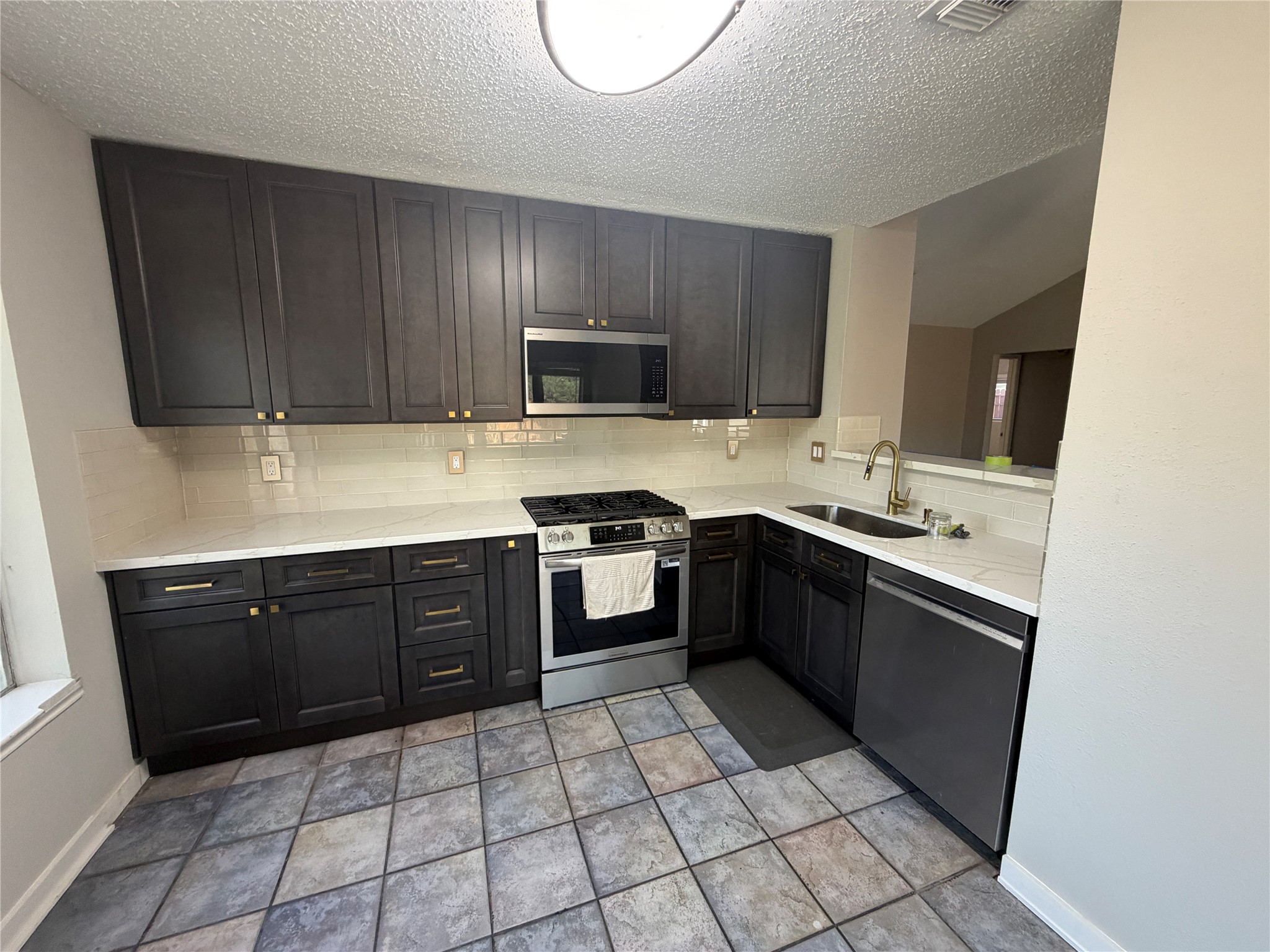 455 Oakdale Drive, Stafford, TX 77477